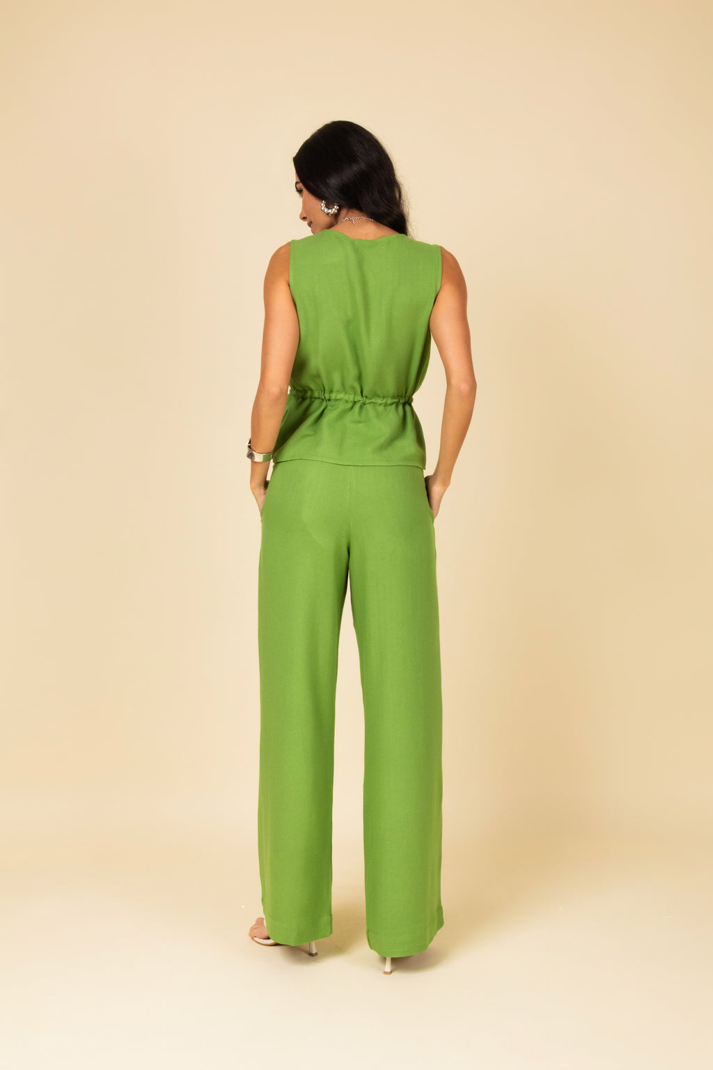 Conjunto com calça pantalona e blusa ajustável