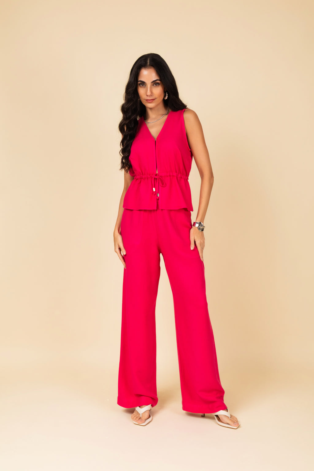 Conjunto com calça pantalona e blusa ajustável