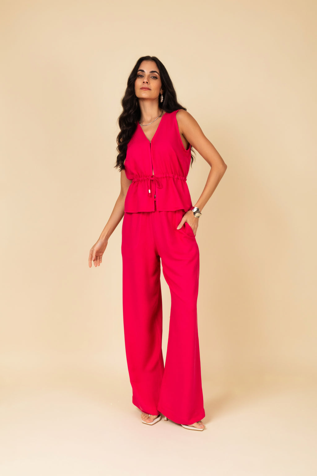 Conjunto com calça pantalona e blusa ajustável