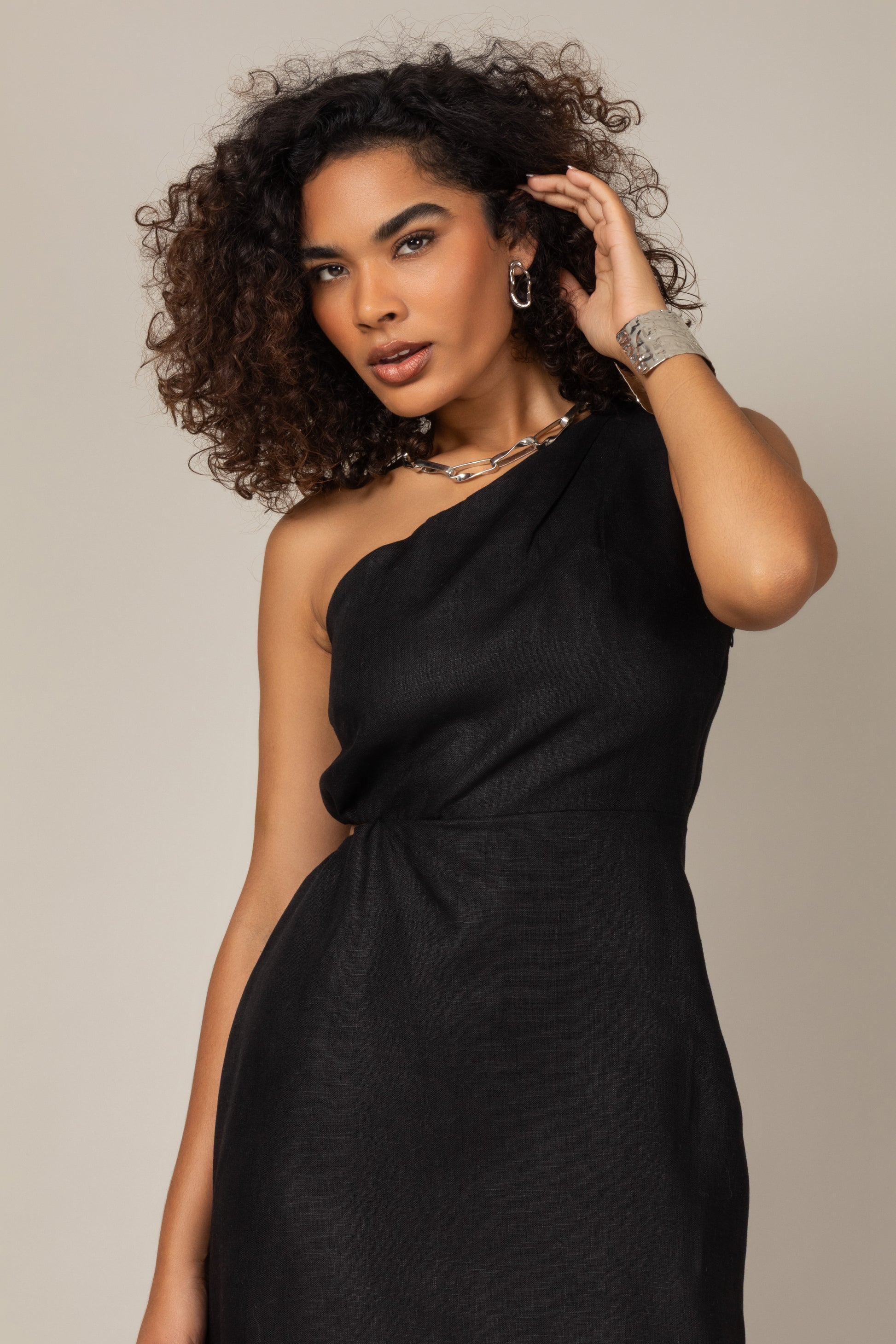 Vestido curto de um ombro só