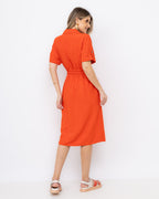 Vestido midi reto com mangas