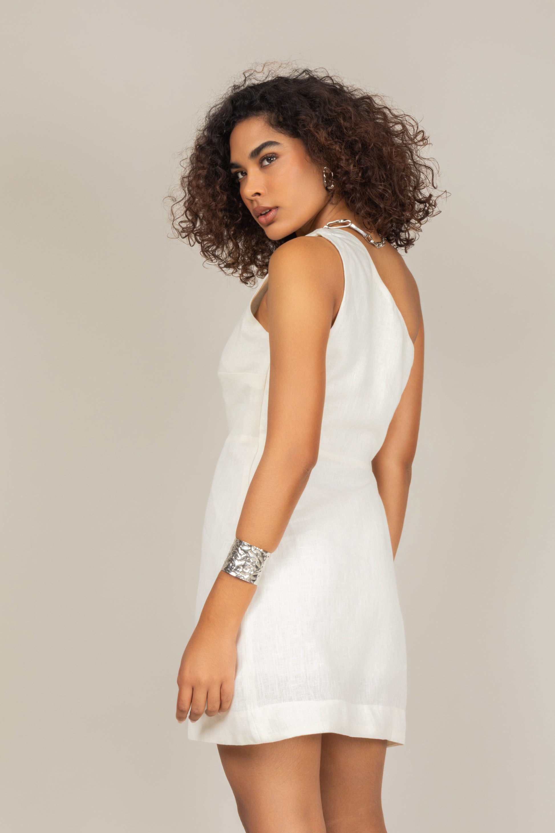 Vestido curto de um ombro só