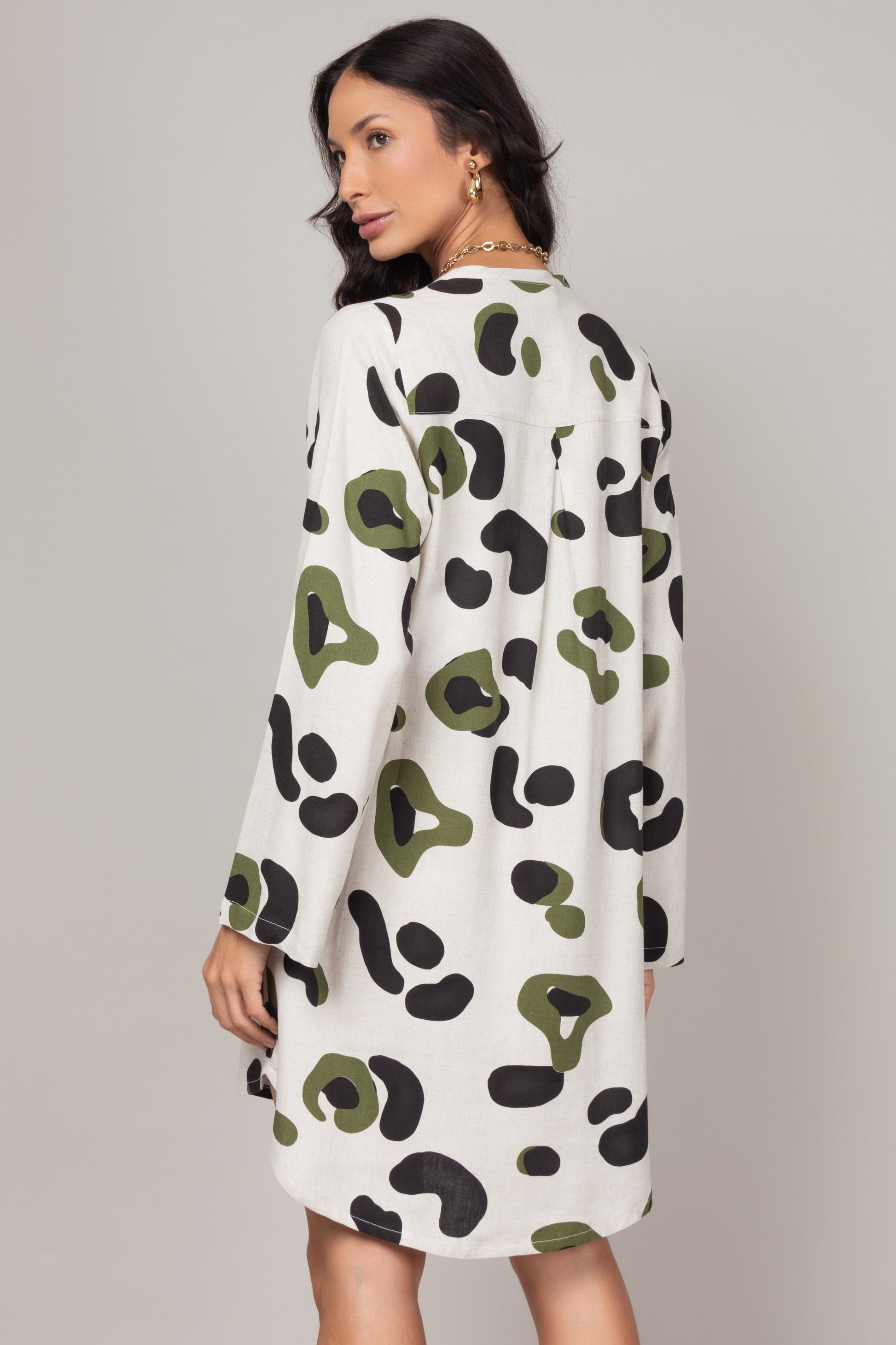 Vestido solto estampa abstrata
