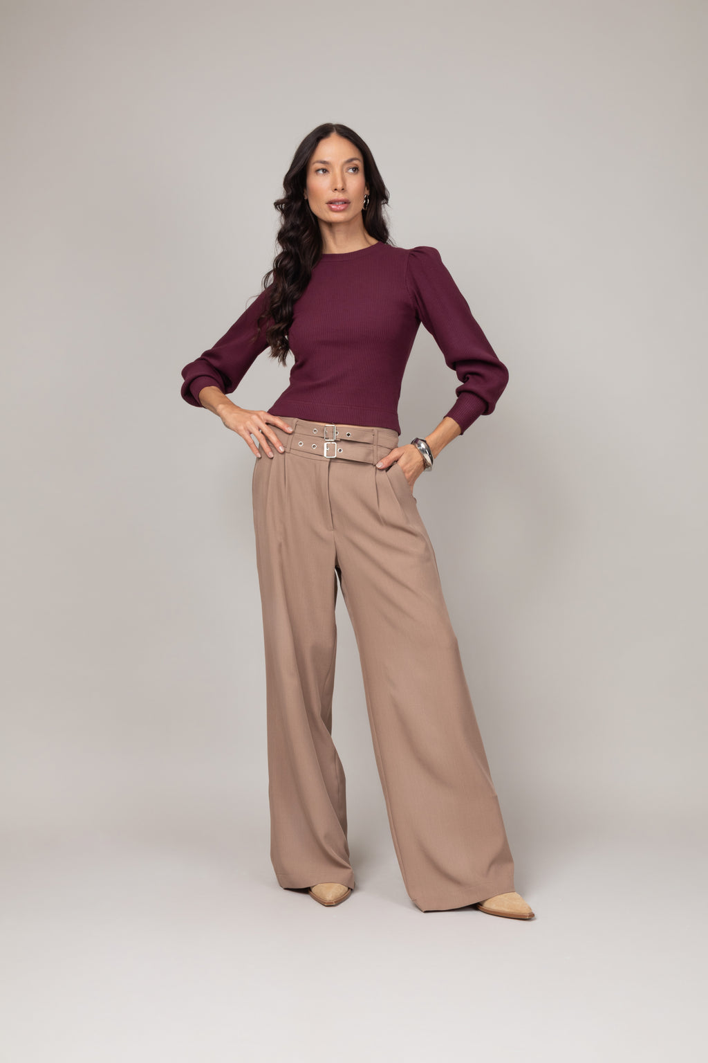 Calça pantalona elegante com cinto fino