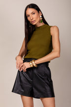 Short em couro eco