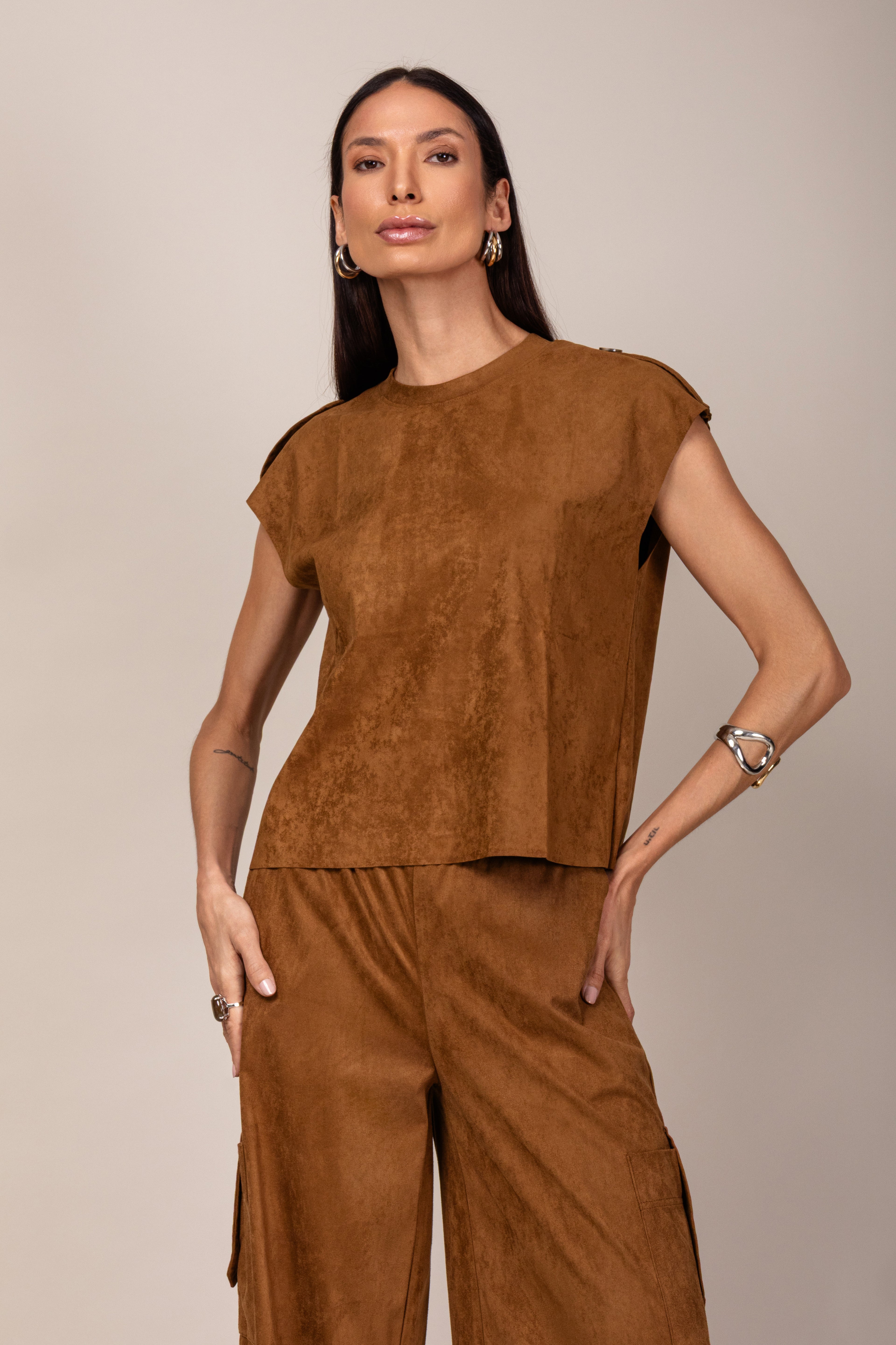 Regata com martingale em camurça