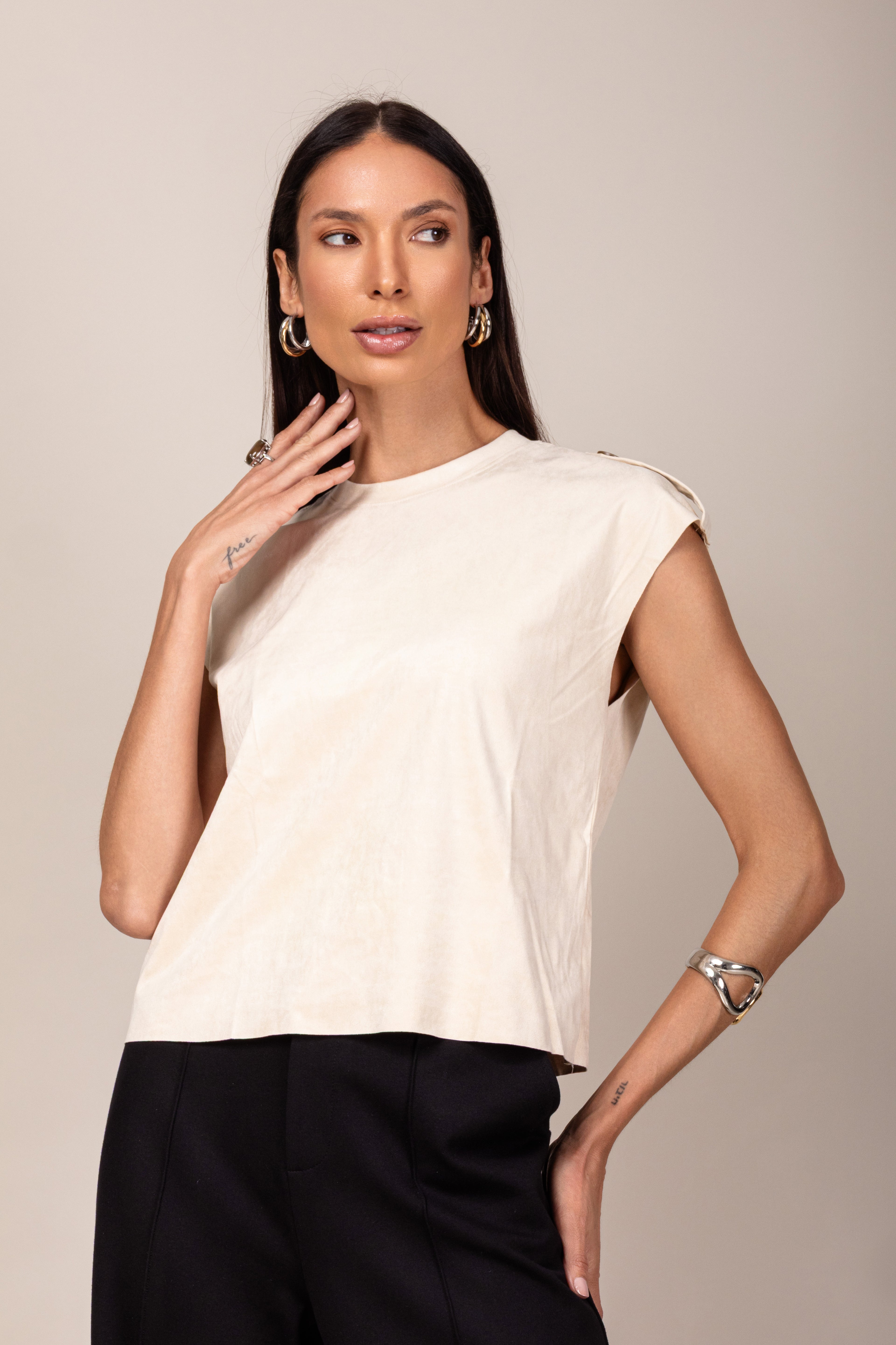 Regata com martingale em camurça