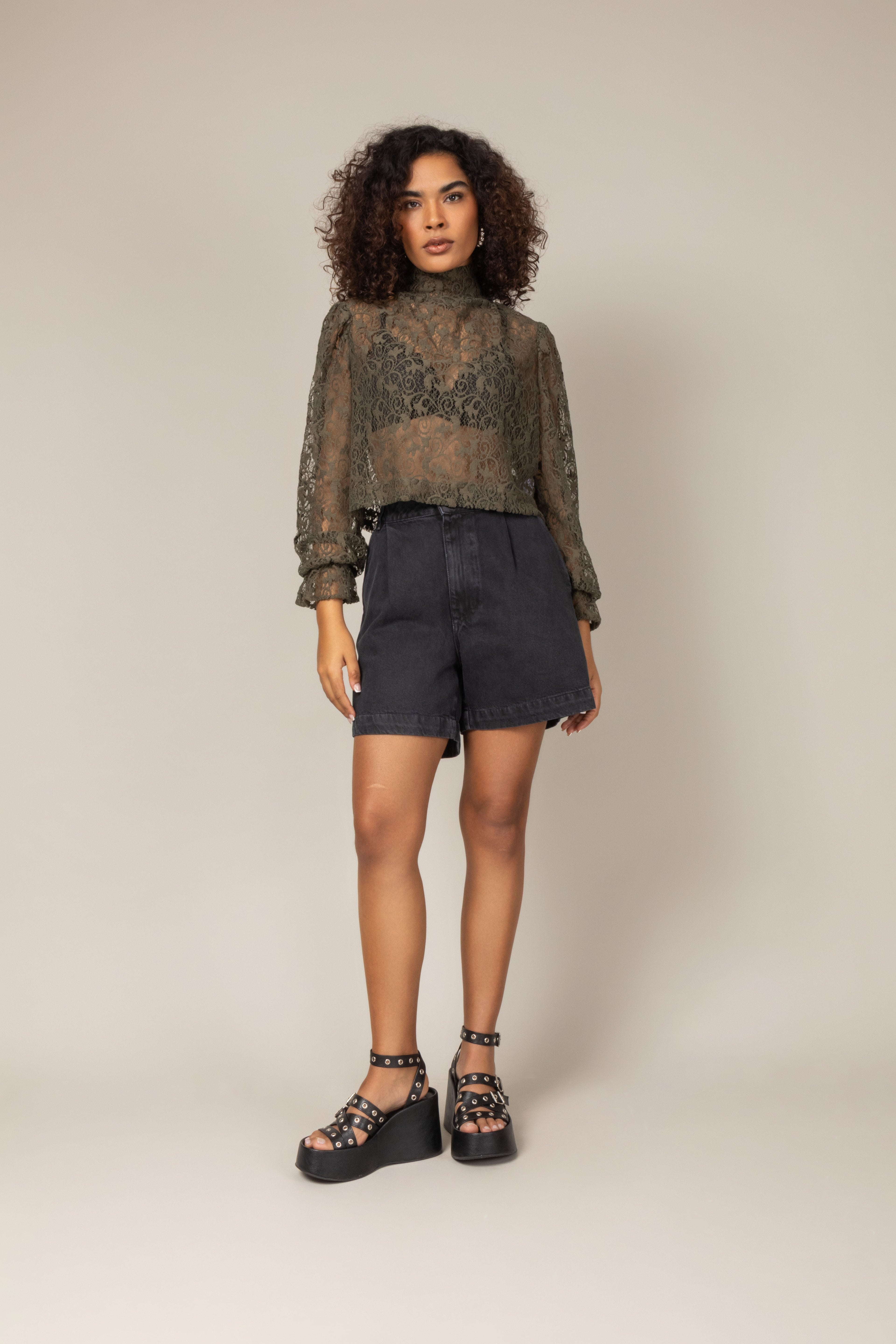 Blusa em renda com mangas bufante