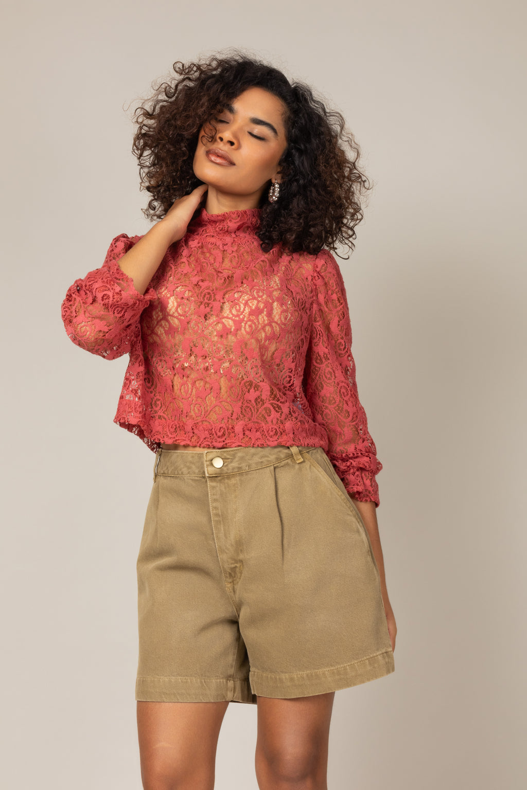 Blusa em renda com mangas bufante