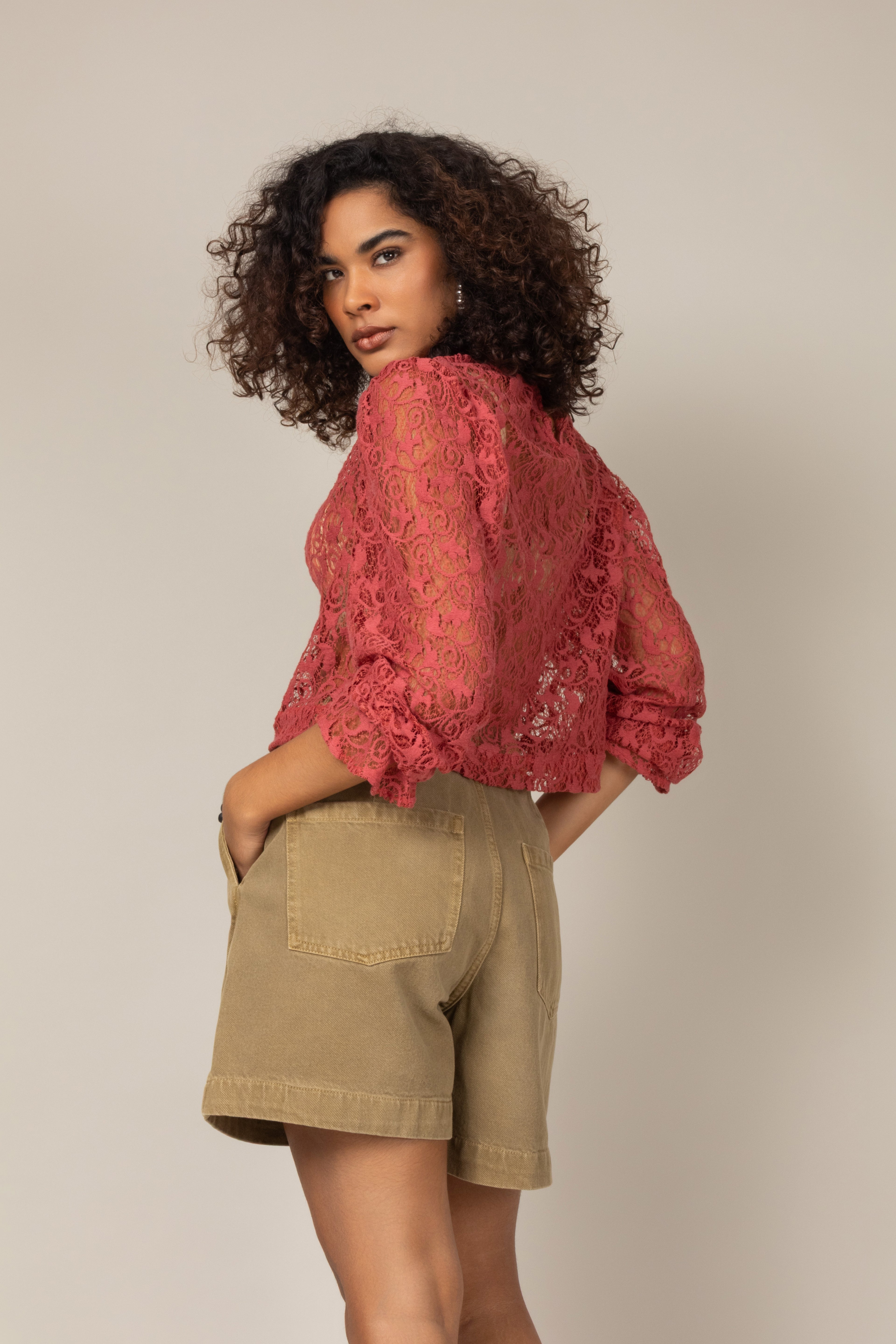 Blusa em renda com mangas bufante