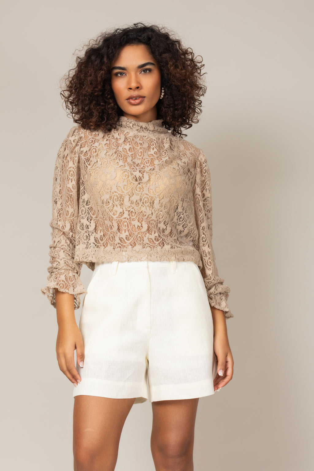 Blusa em renda com mangas bufante