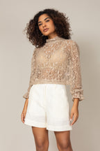 Blusa em renda com mangas bufante