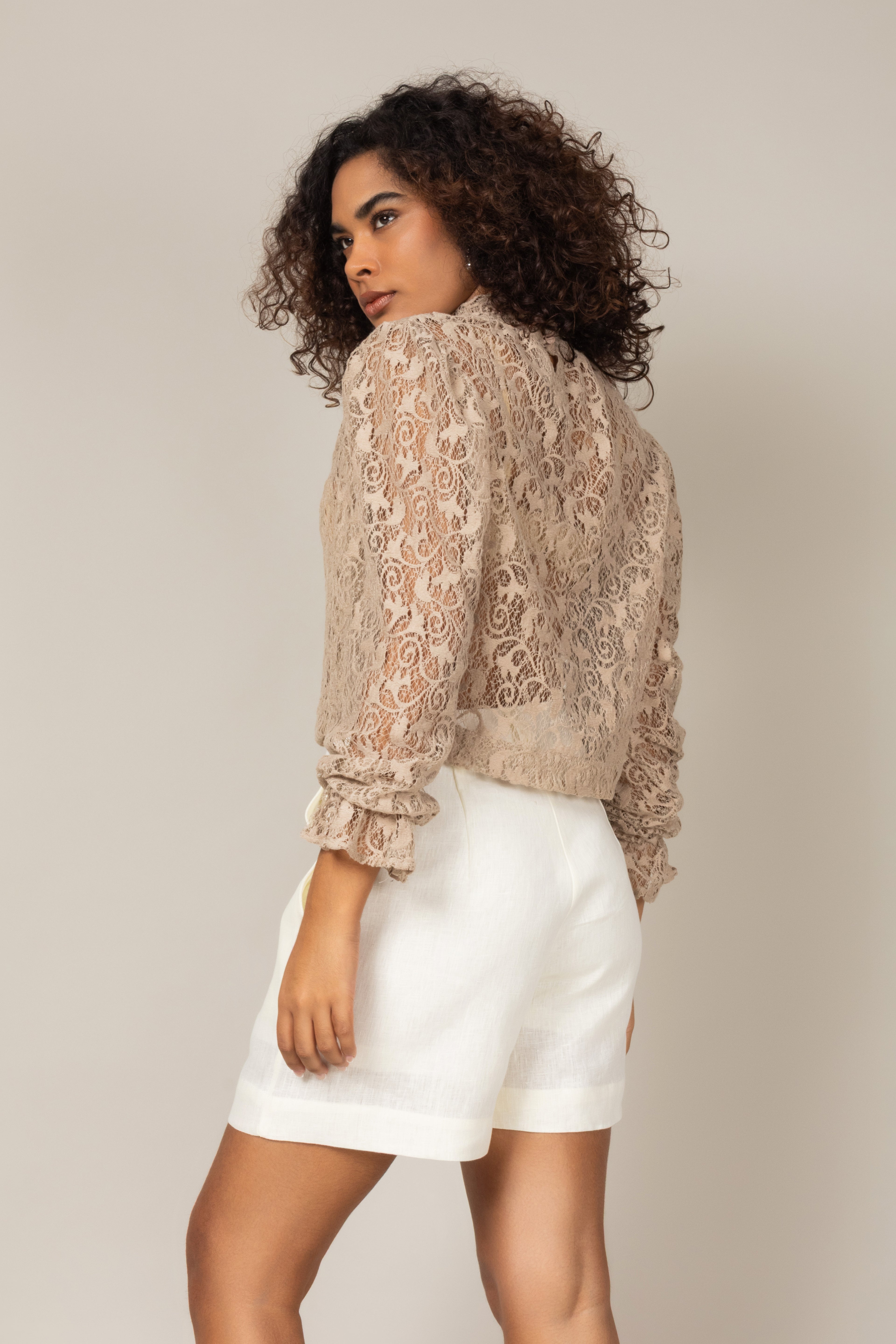 Blusa em renda com mangas bufante