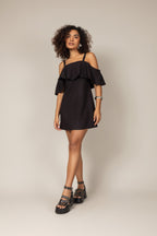 Vestido curto com alças e babado