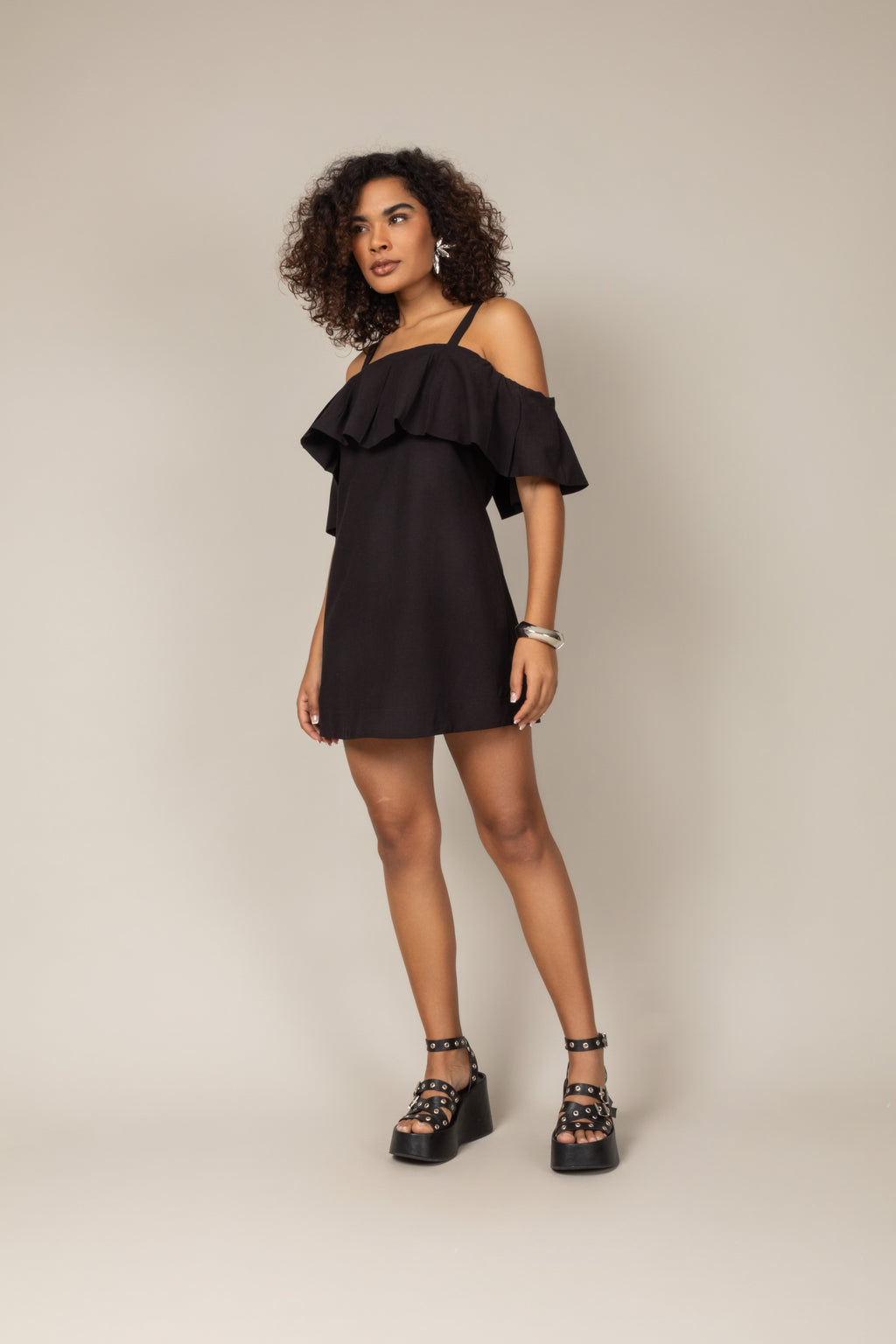 Vestido curto com alças e babado