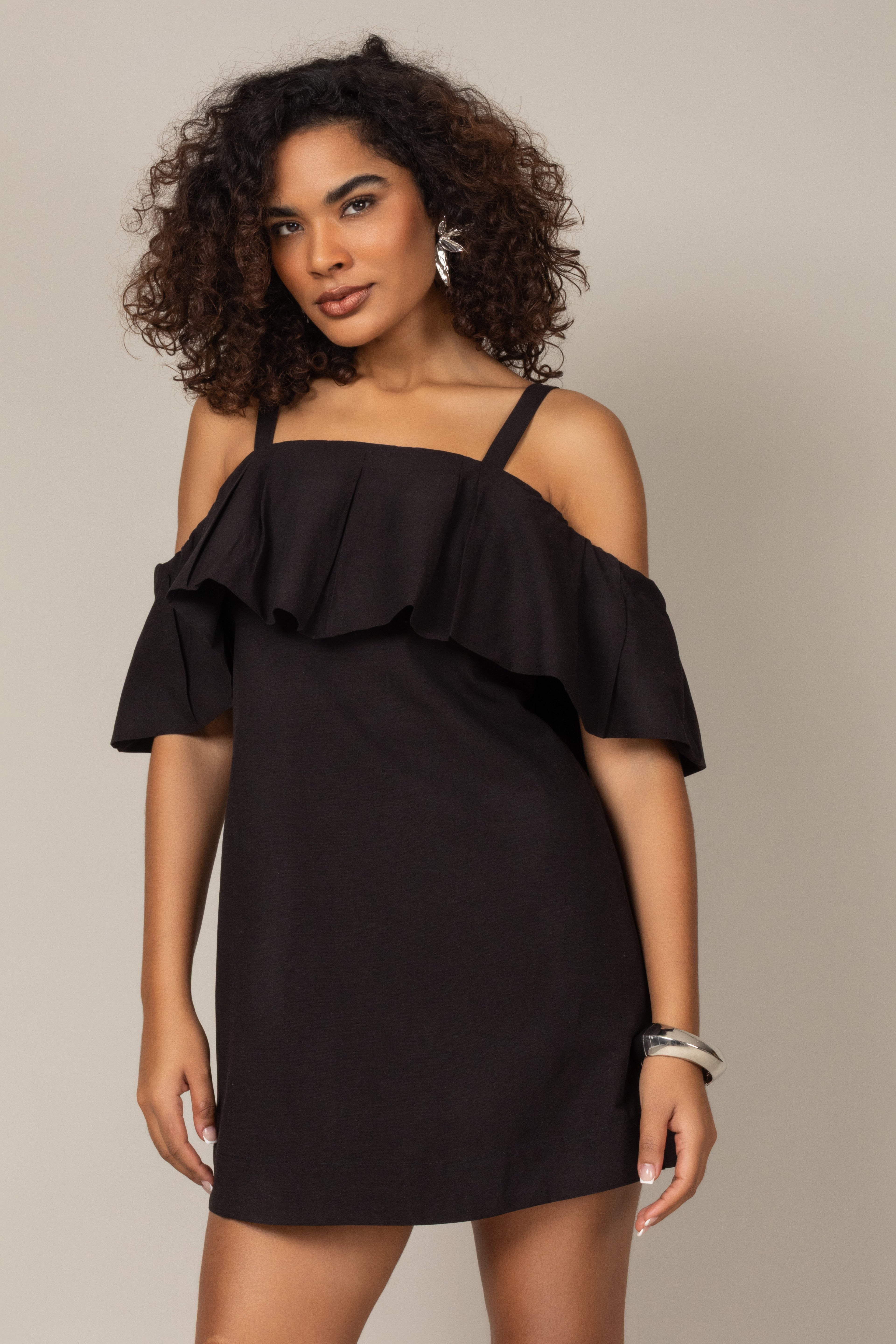 Vestido curto com alças e babado