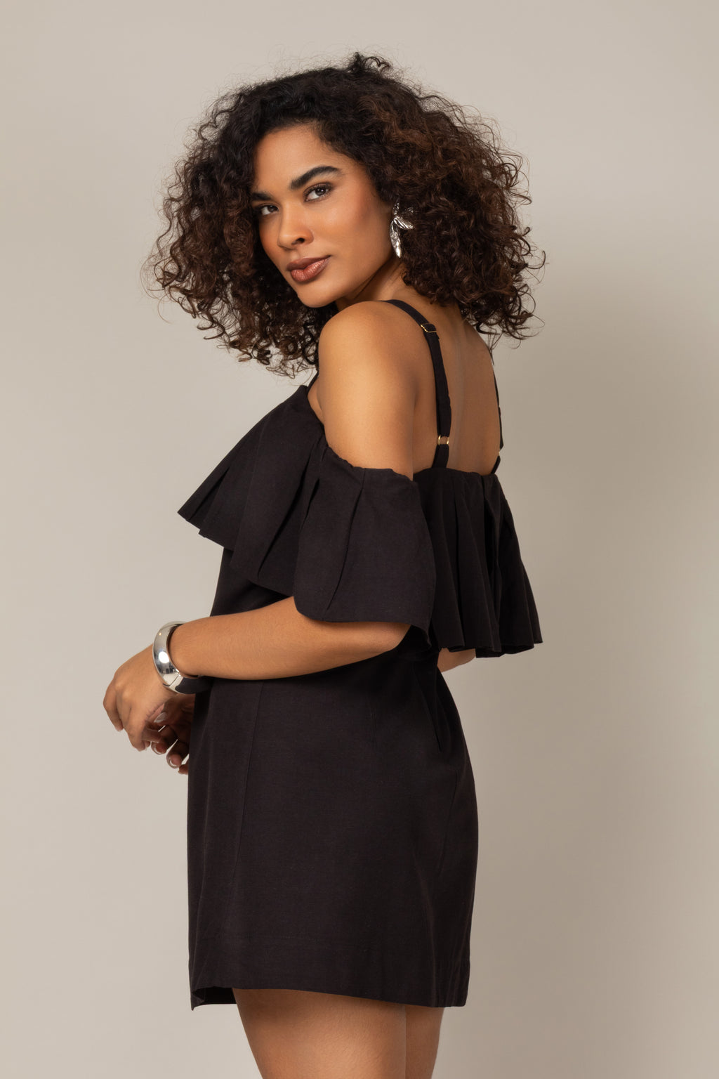 Vestido curto com alças e babado