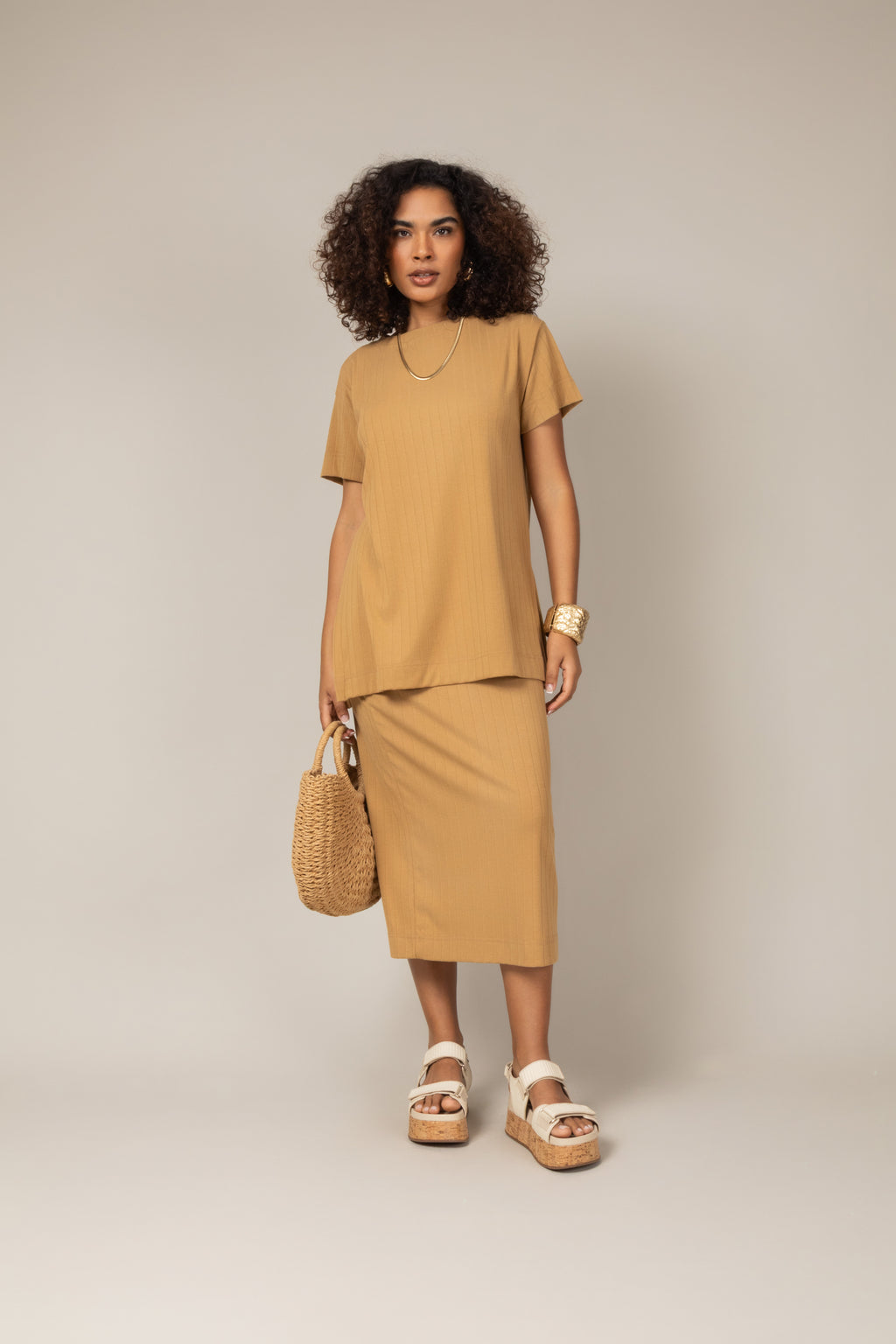 Conjunto canelado blusa e saia midi
