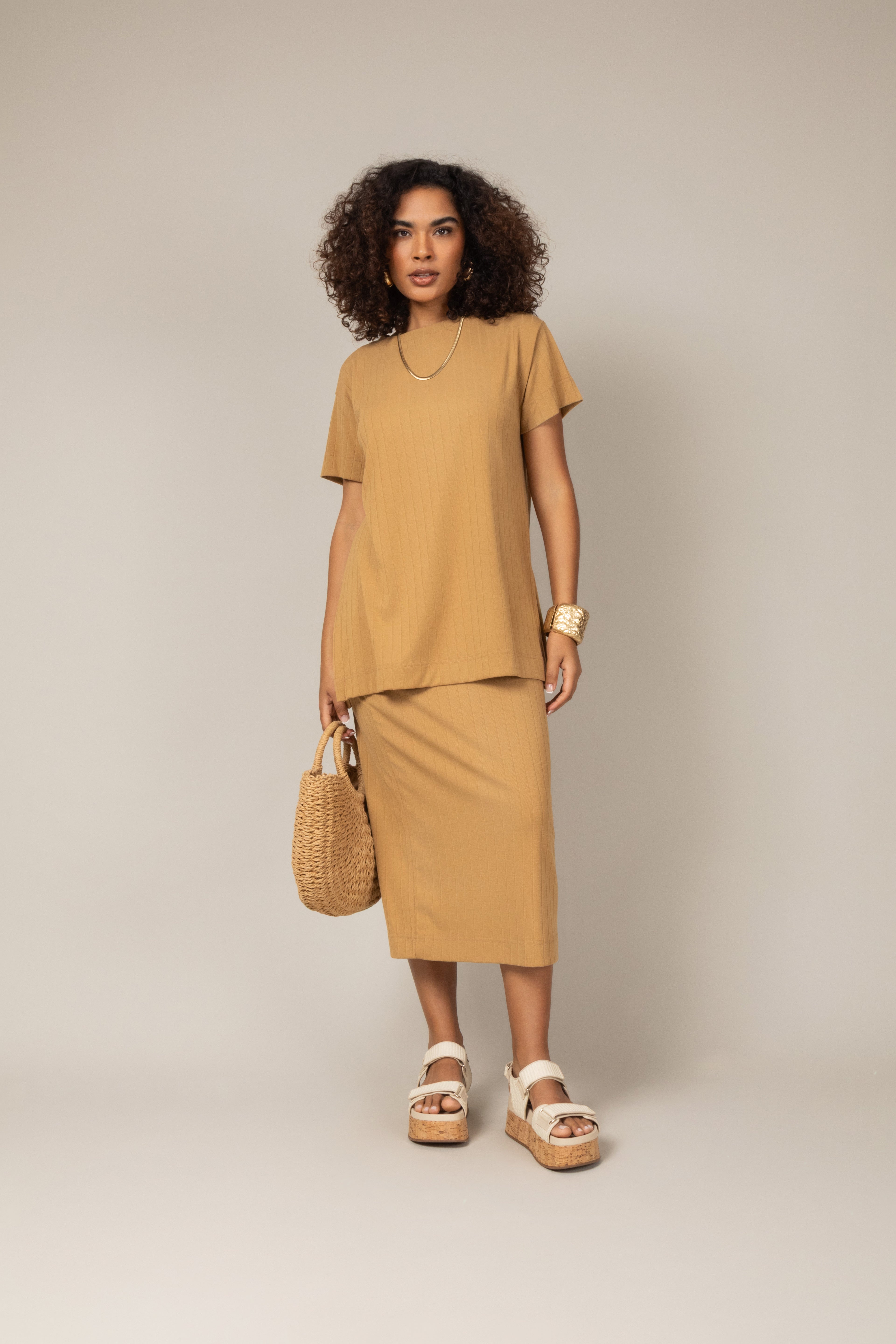 Conjunto canelado blusa e saia midi