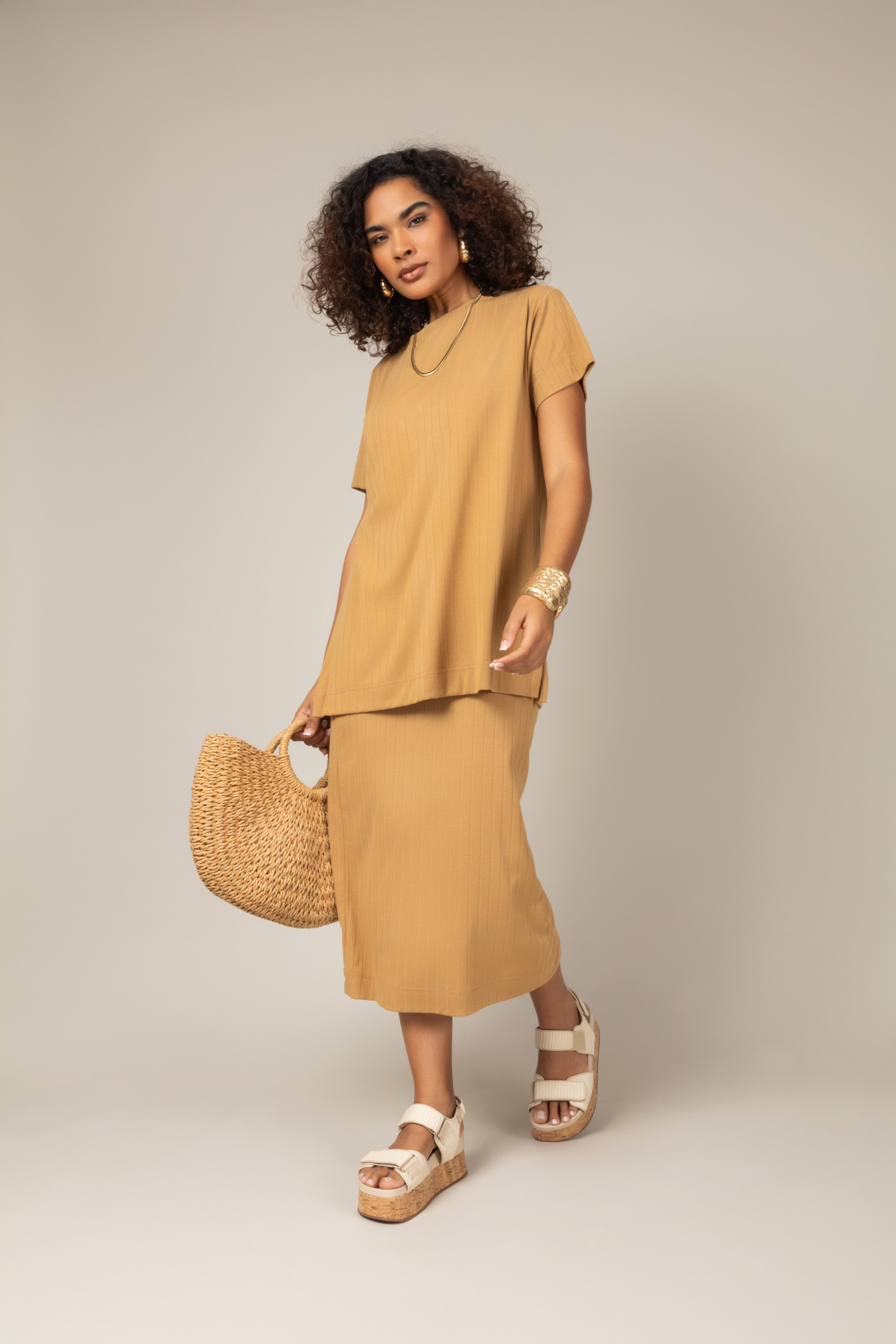 Conjunto canelado blusa e saia midi
