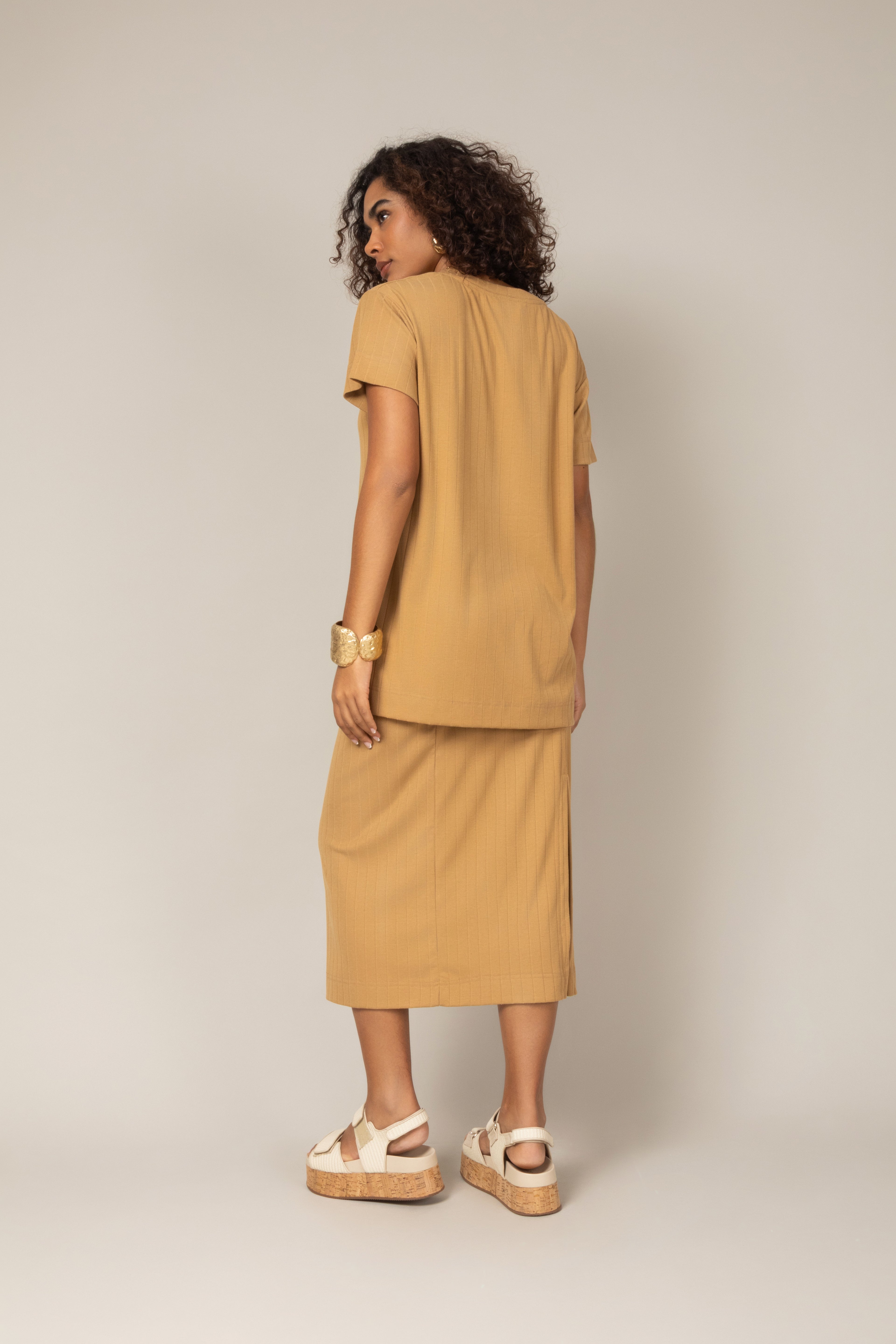 Conjunto canelado blusa e saia midi
