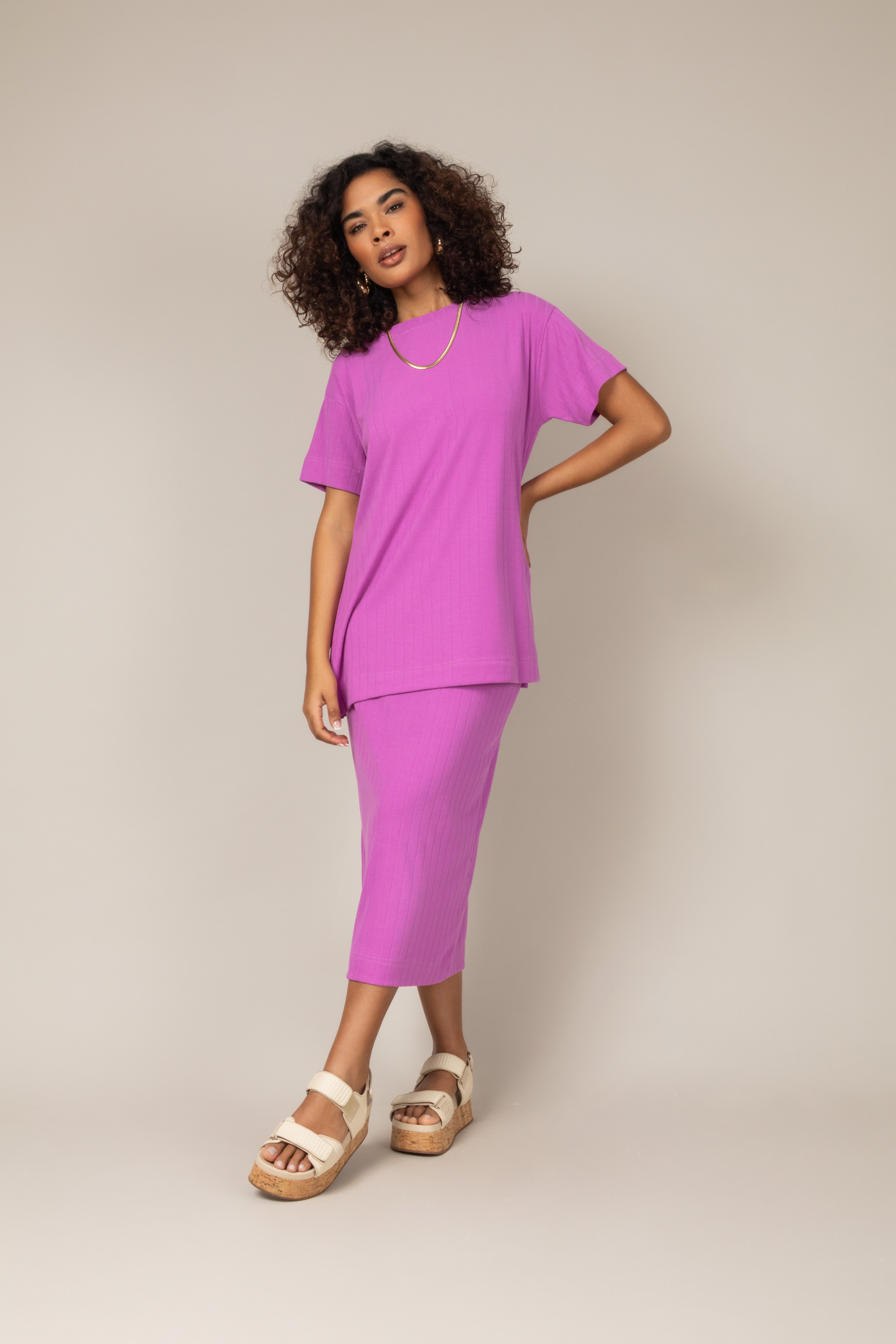 Conjunto canelado blusa e saia midi