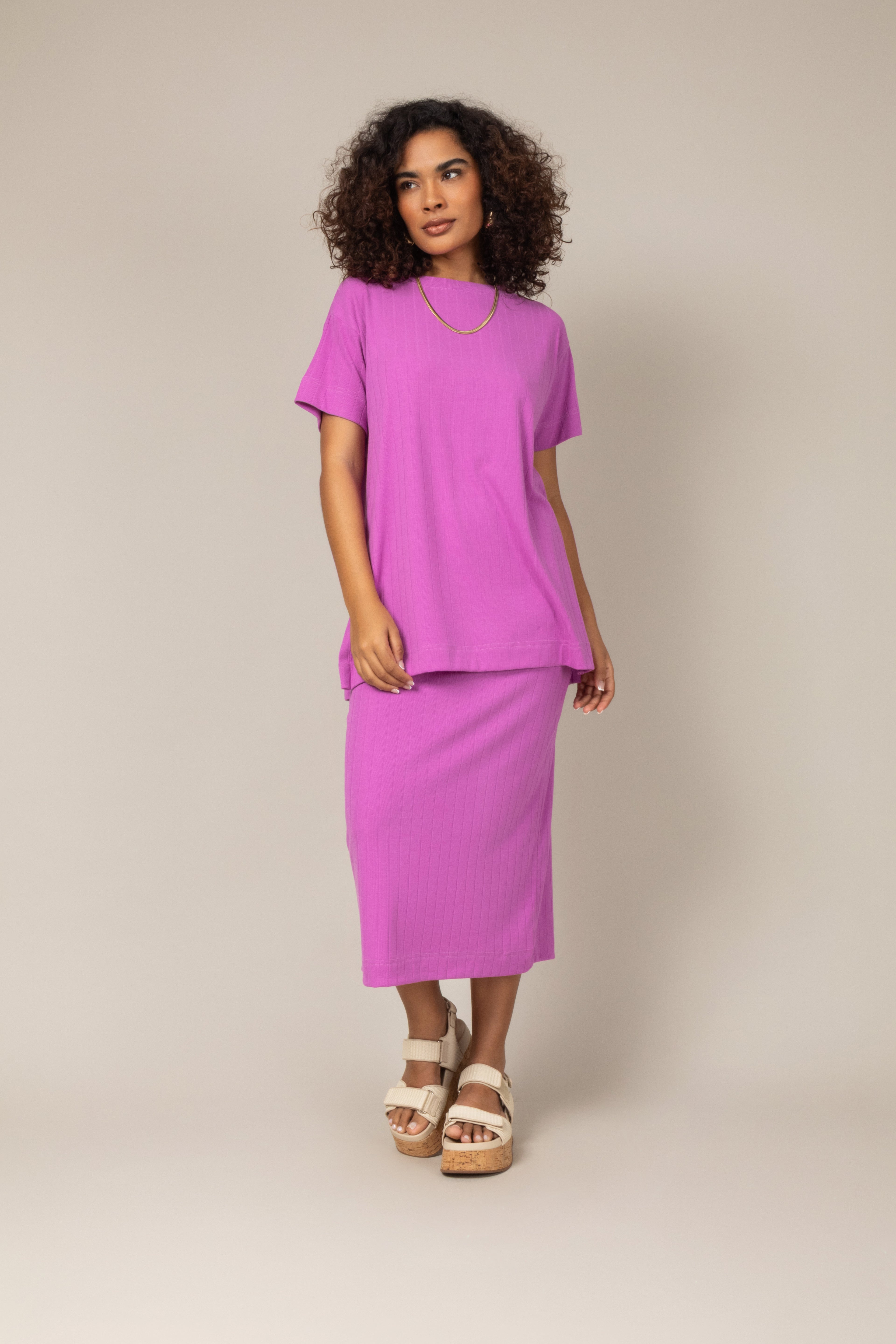 Conjunto canelado blusa e saia midi