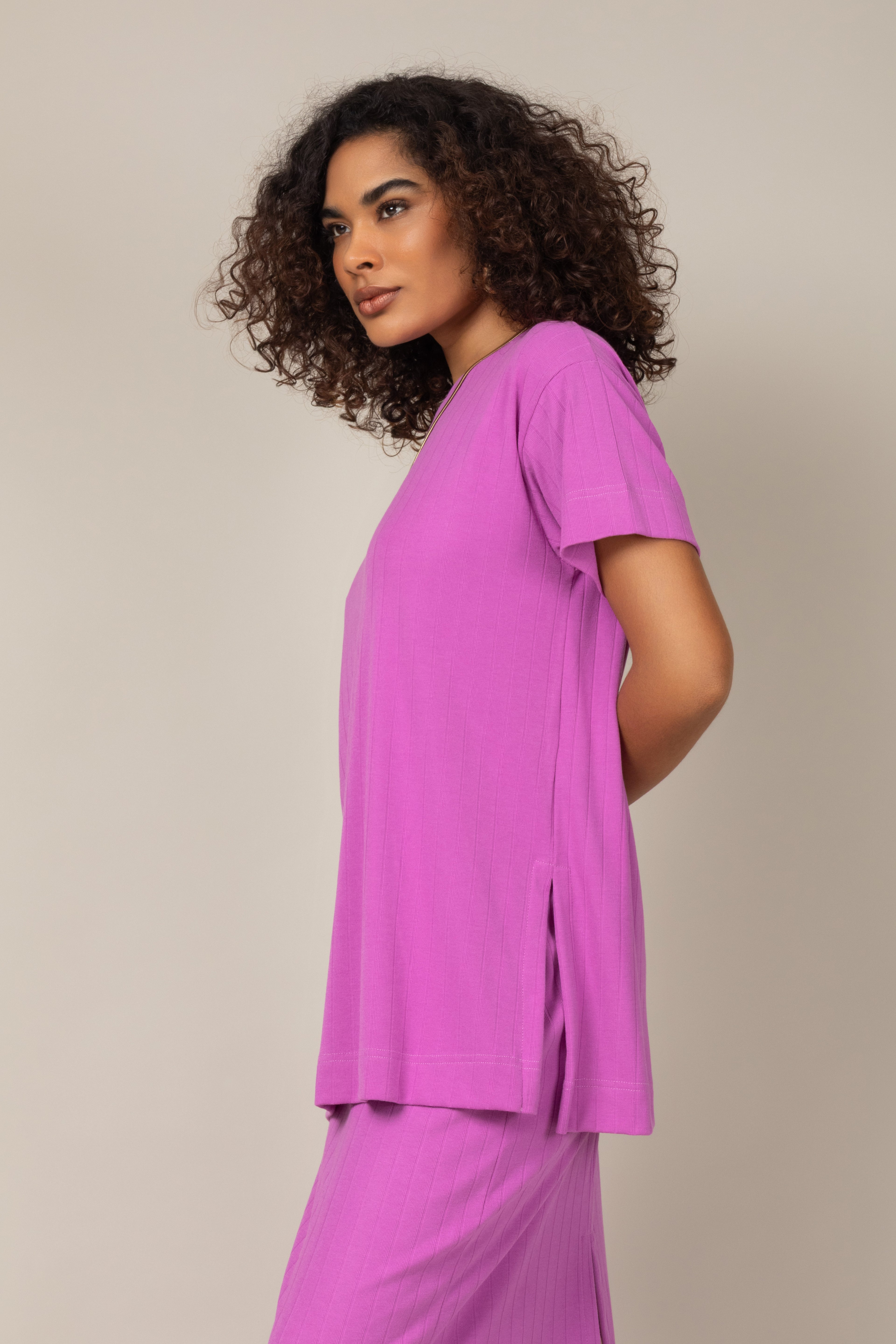 Conjunto canelado blusa e saia midi