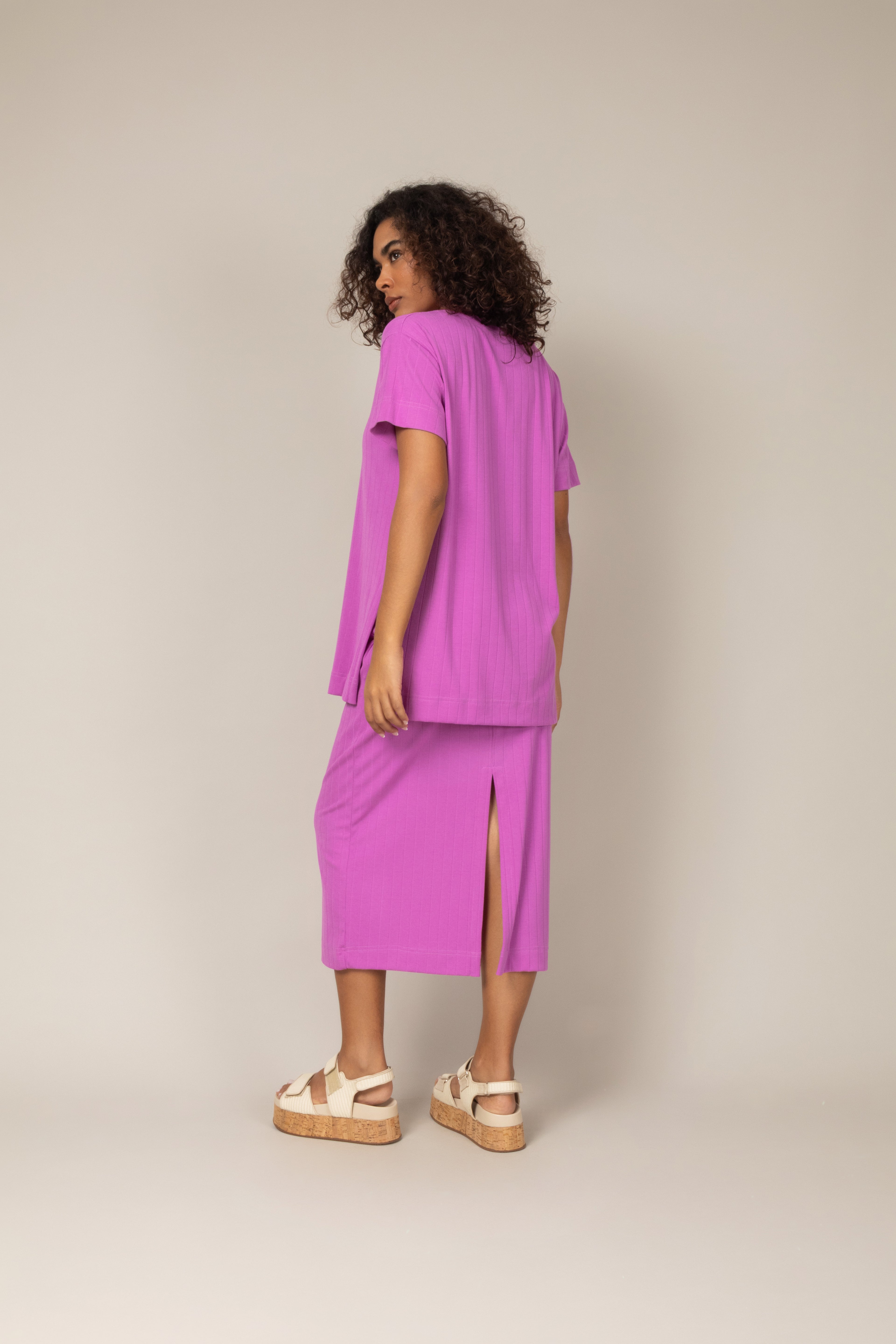 Conjunto canelado blusa e saia midi