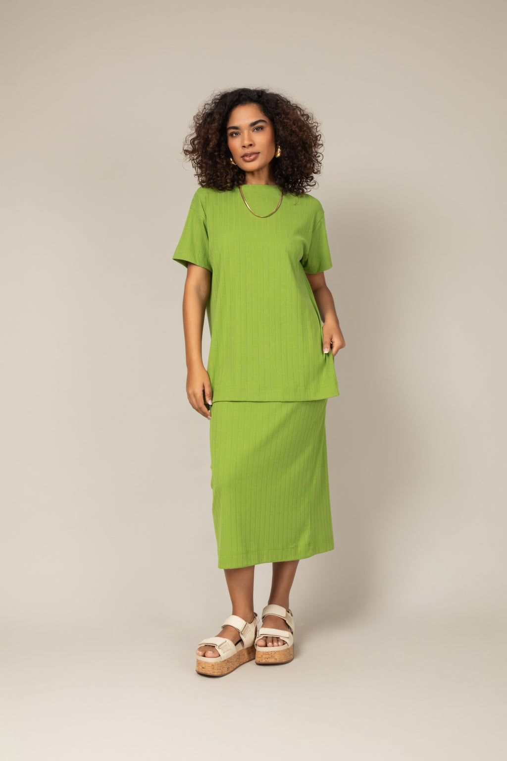Conjunto canelado blusa e saia midi