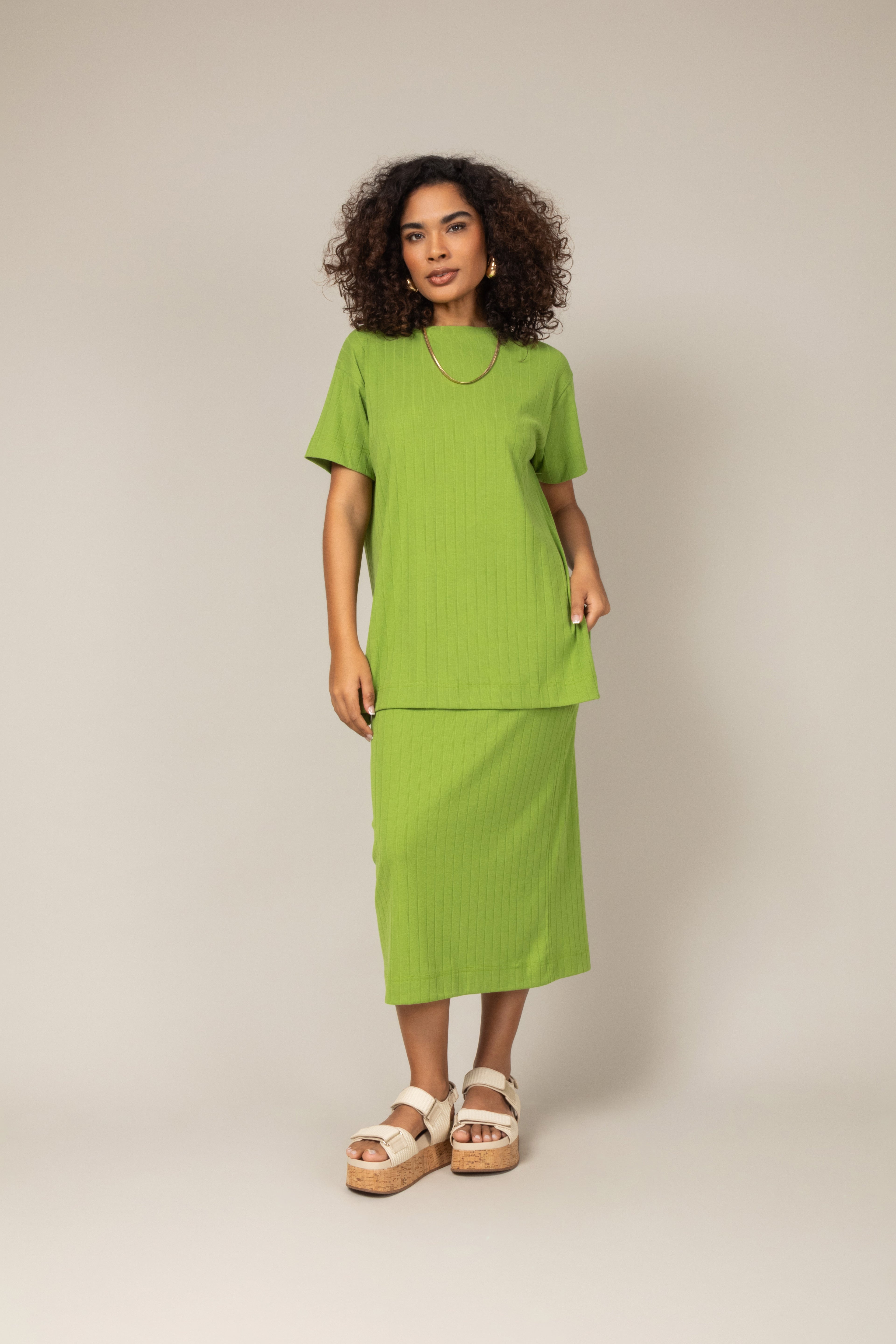 Conjunto canelado blusa e saia midi