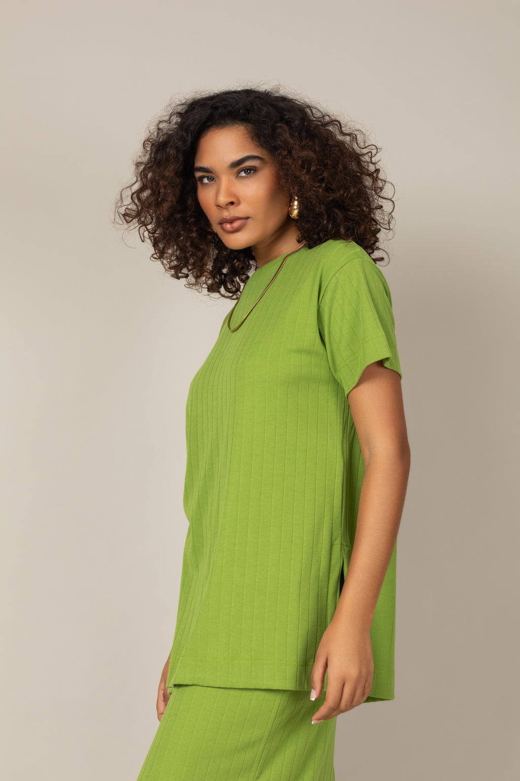 Conjunto canelado blusa e saia midi