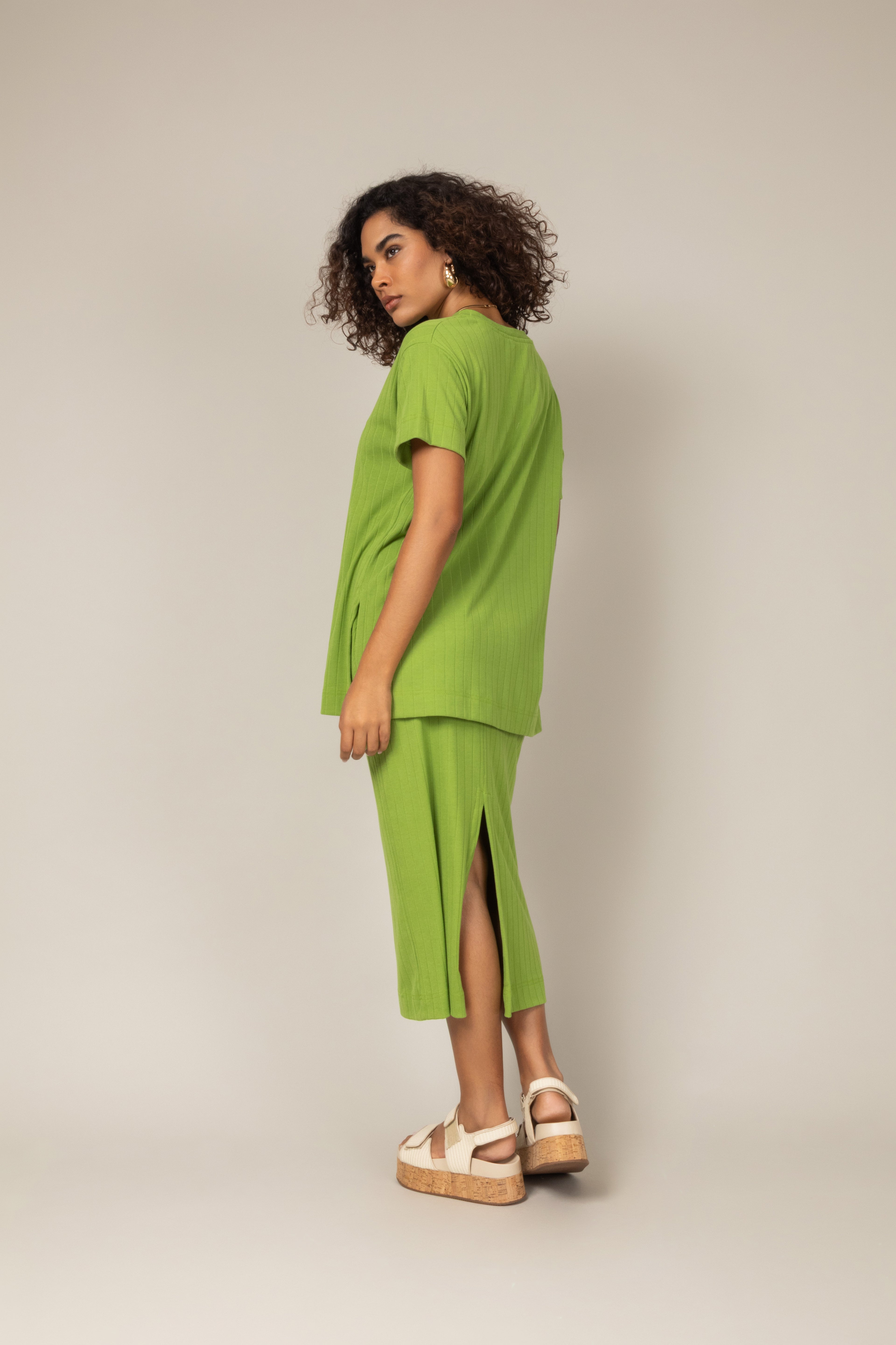 Conjunto canelado blusa e saia midi