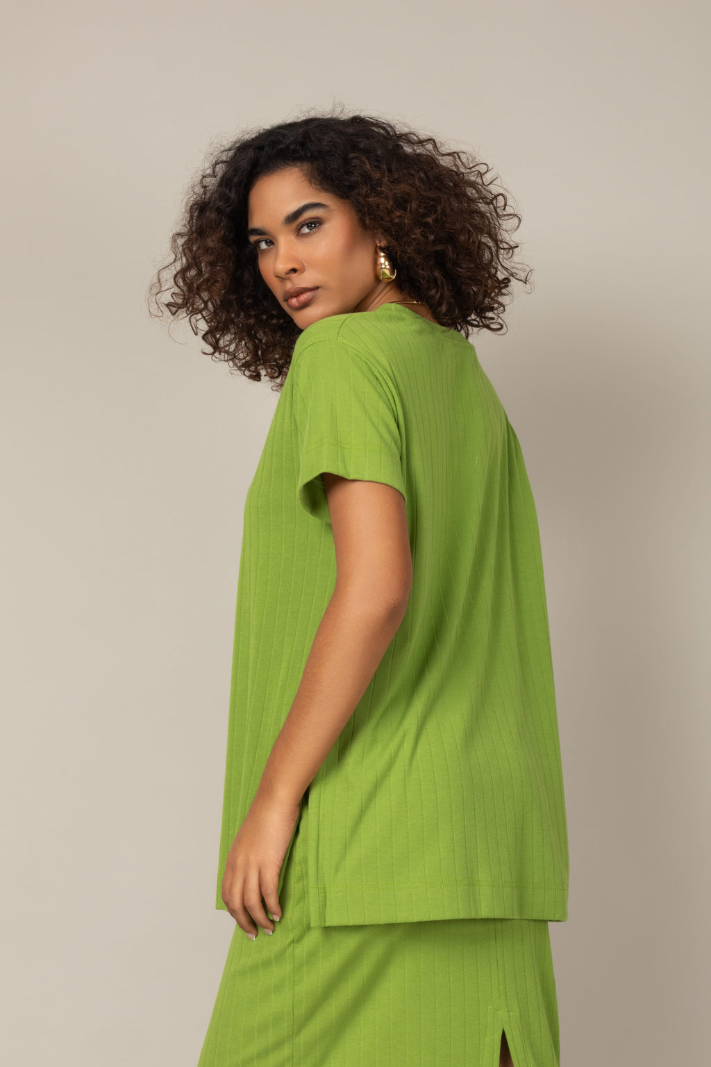 Conjunto canelado blusa e saia midi