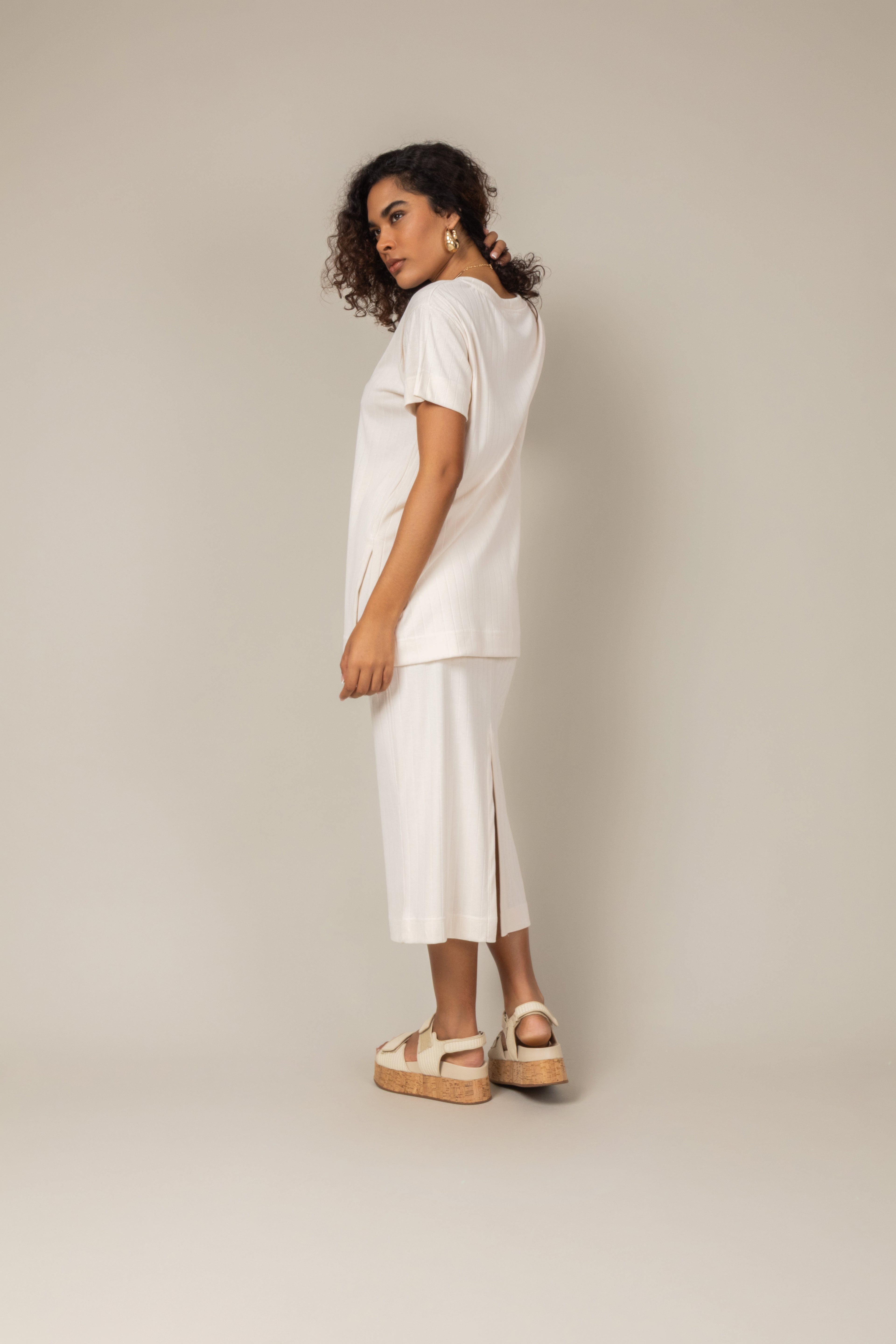 Conjunto canelado blusa e saia midi
