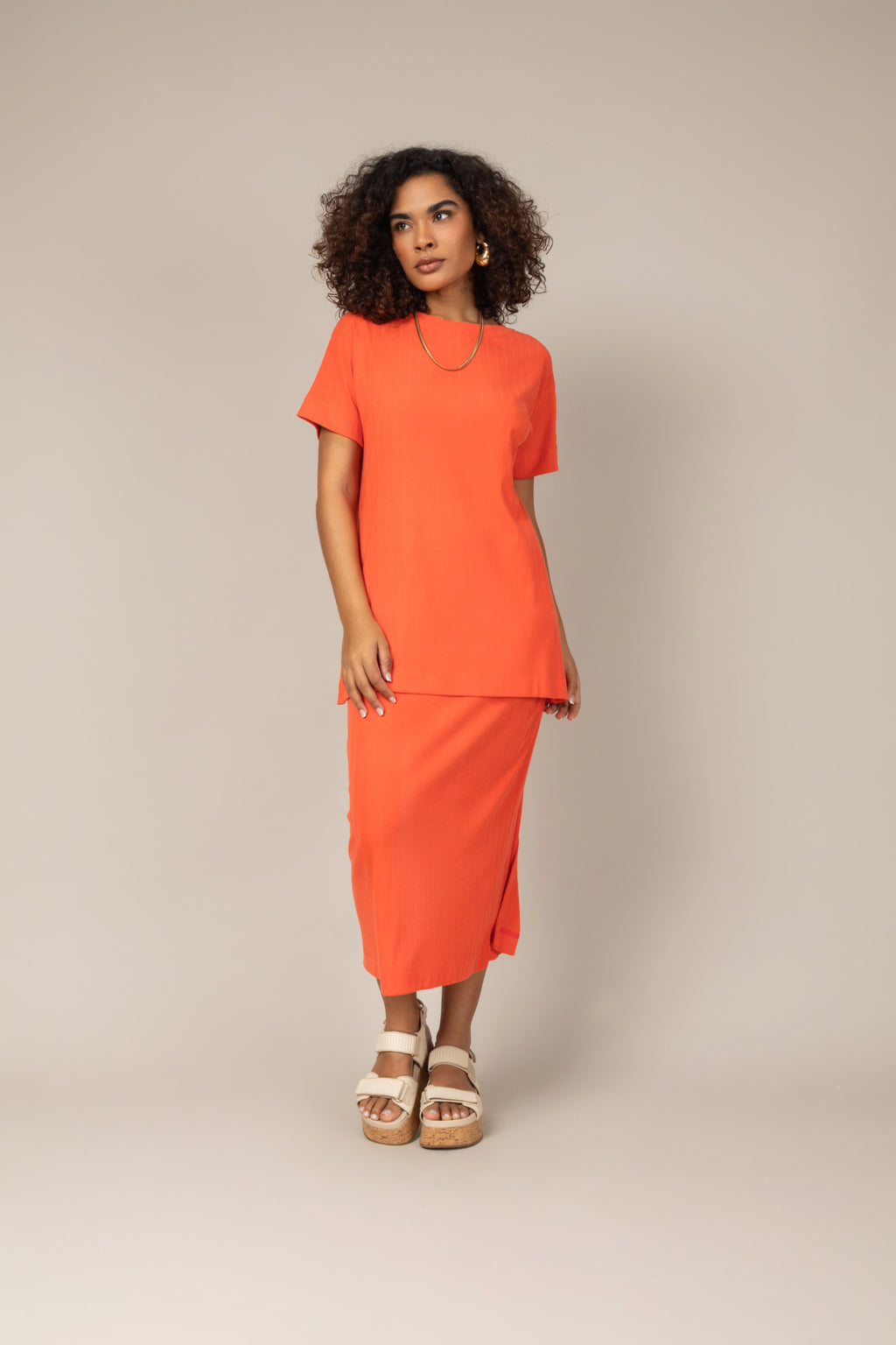 Conjunto canelado blusa e saia midi