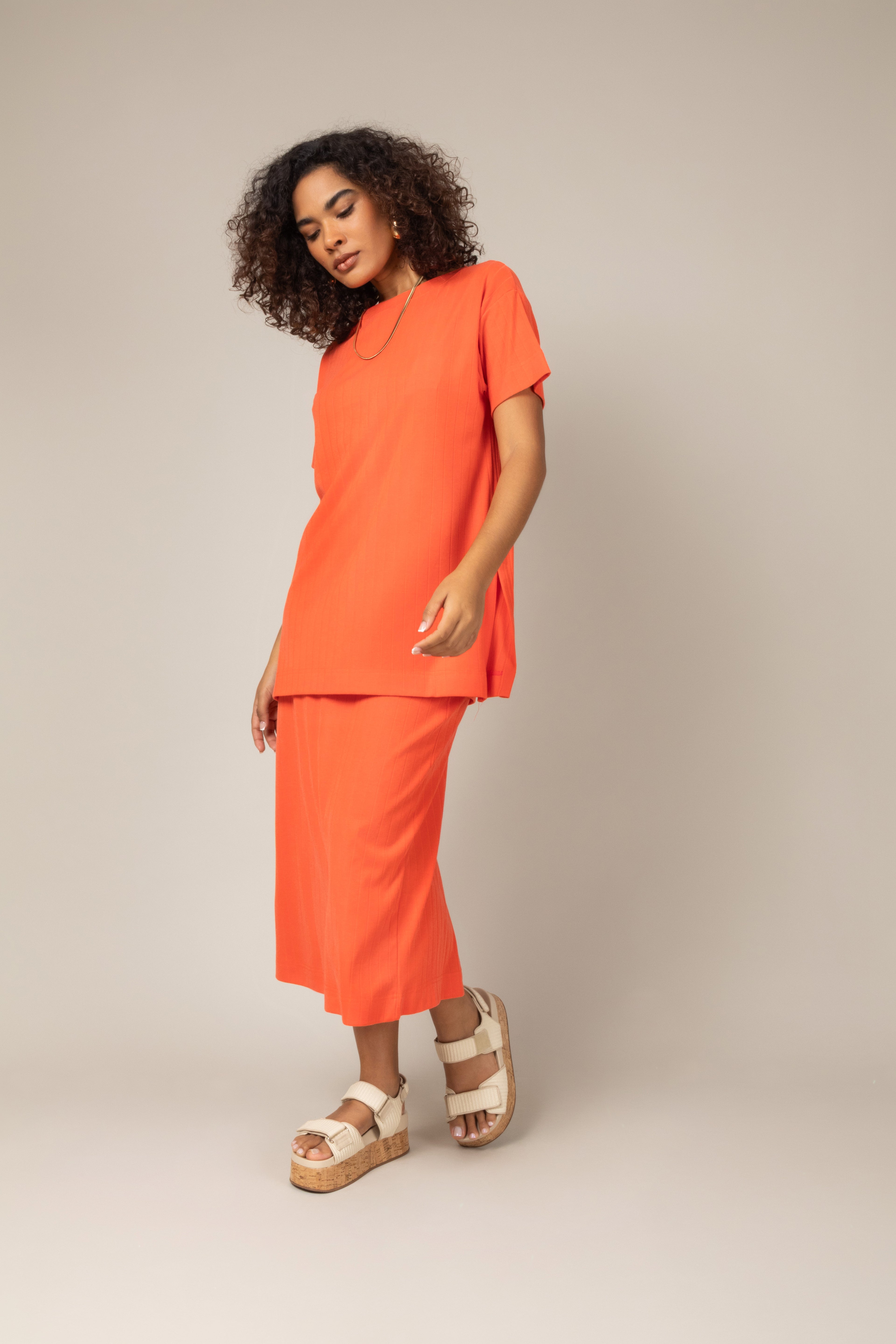 Conjunto canelado blusa e saia midi