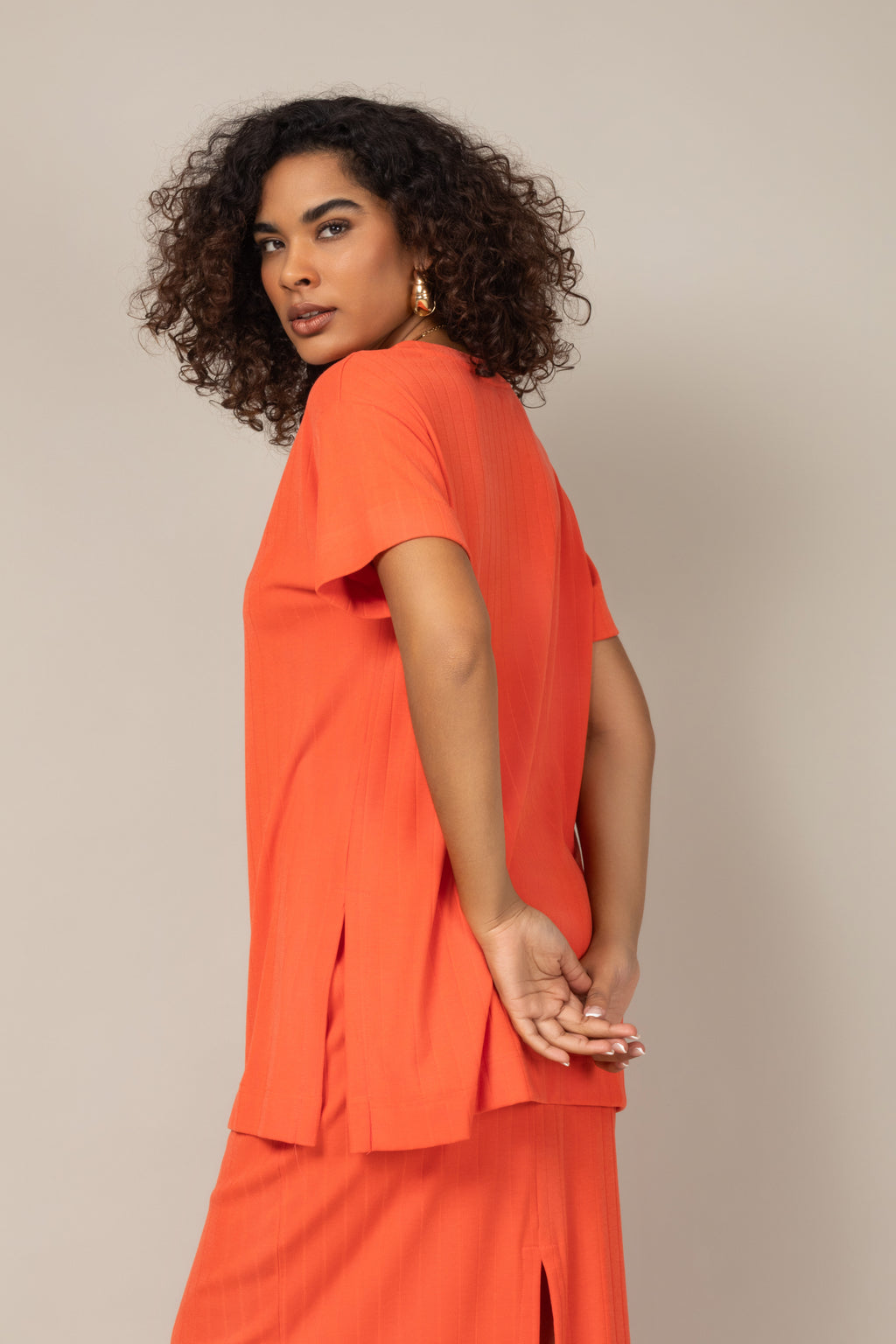Conjunto canelado blusa e saia midi