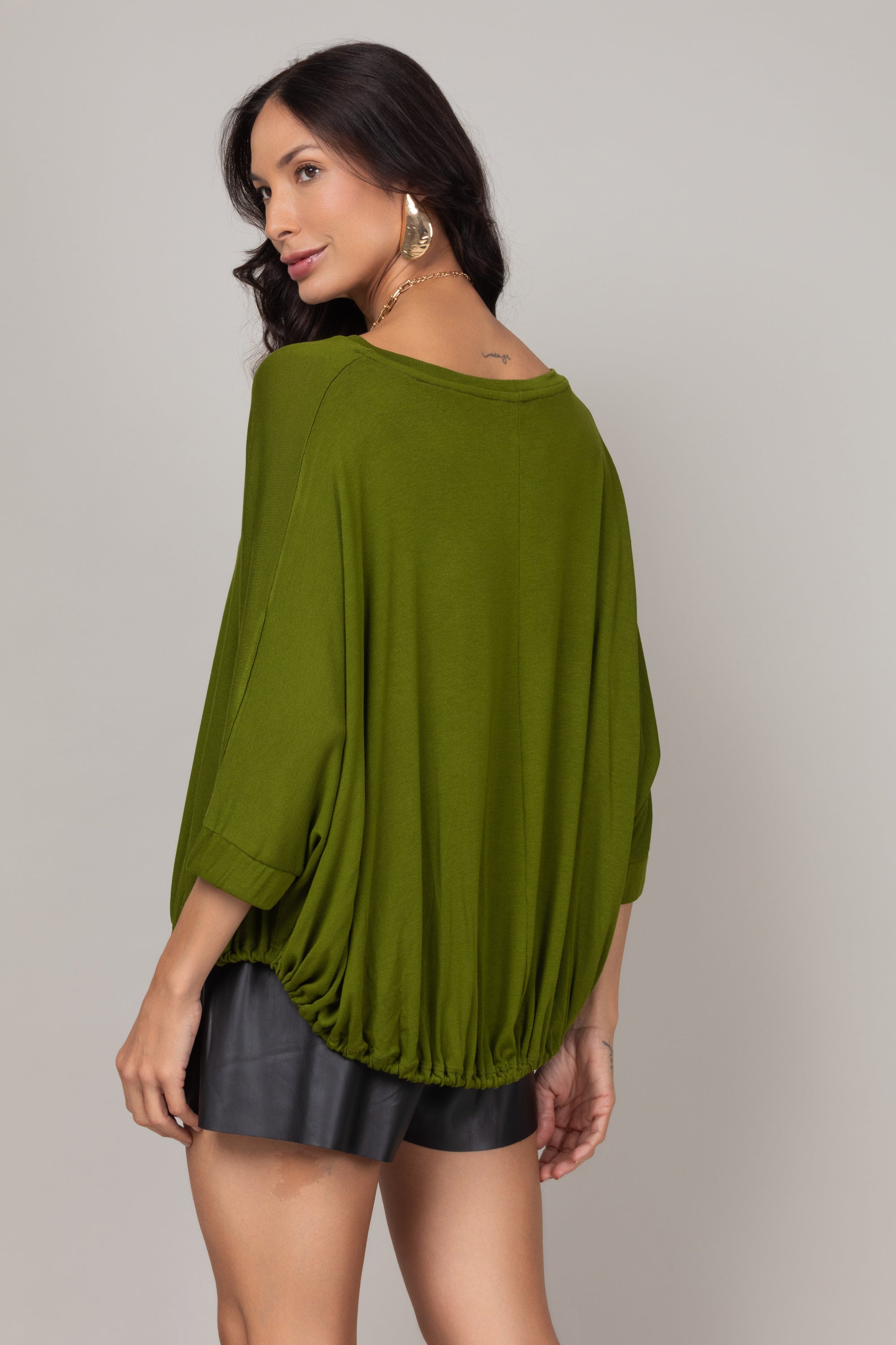 Blusa ampla com ajuste na barra