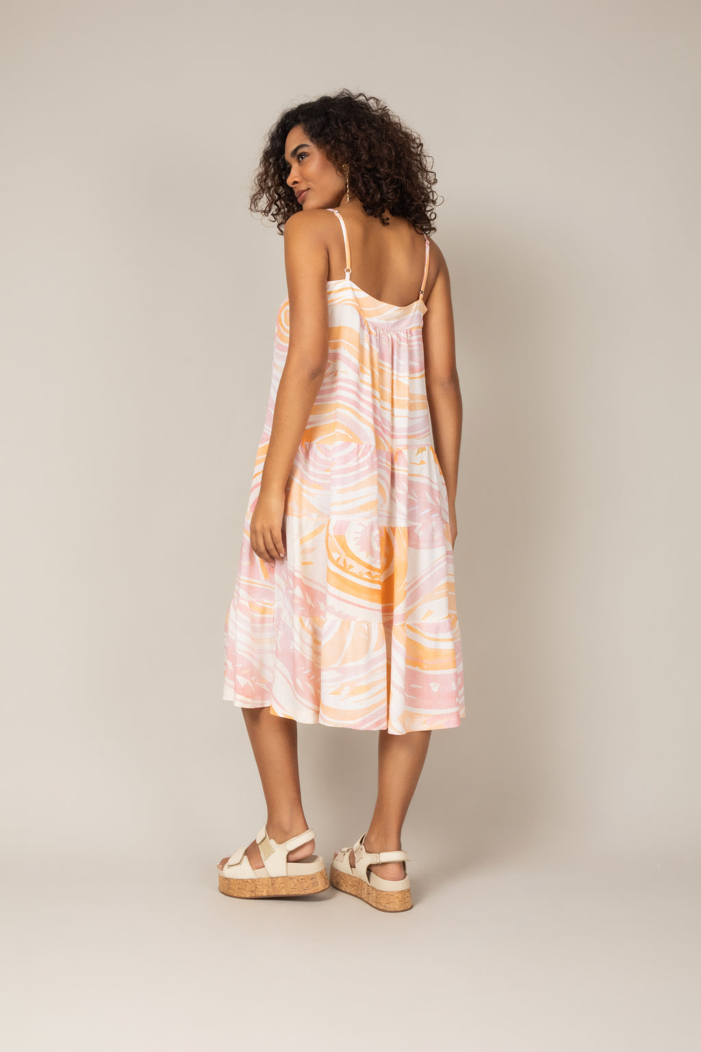Vestido midi com estampas