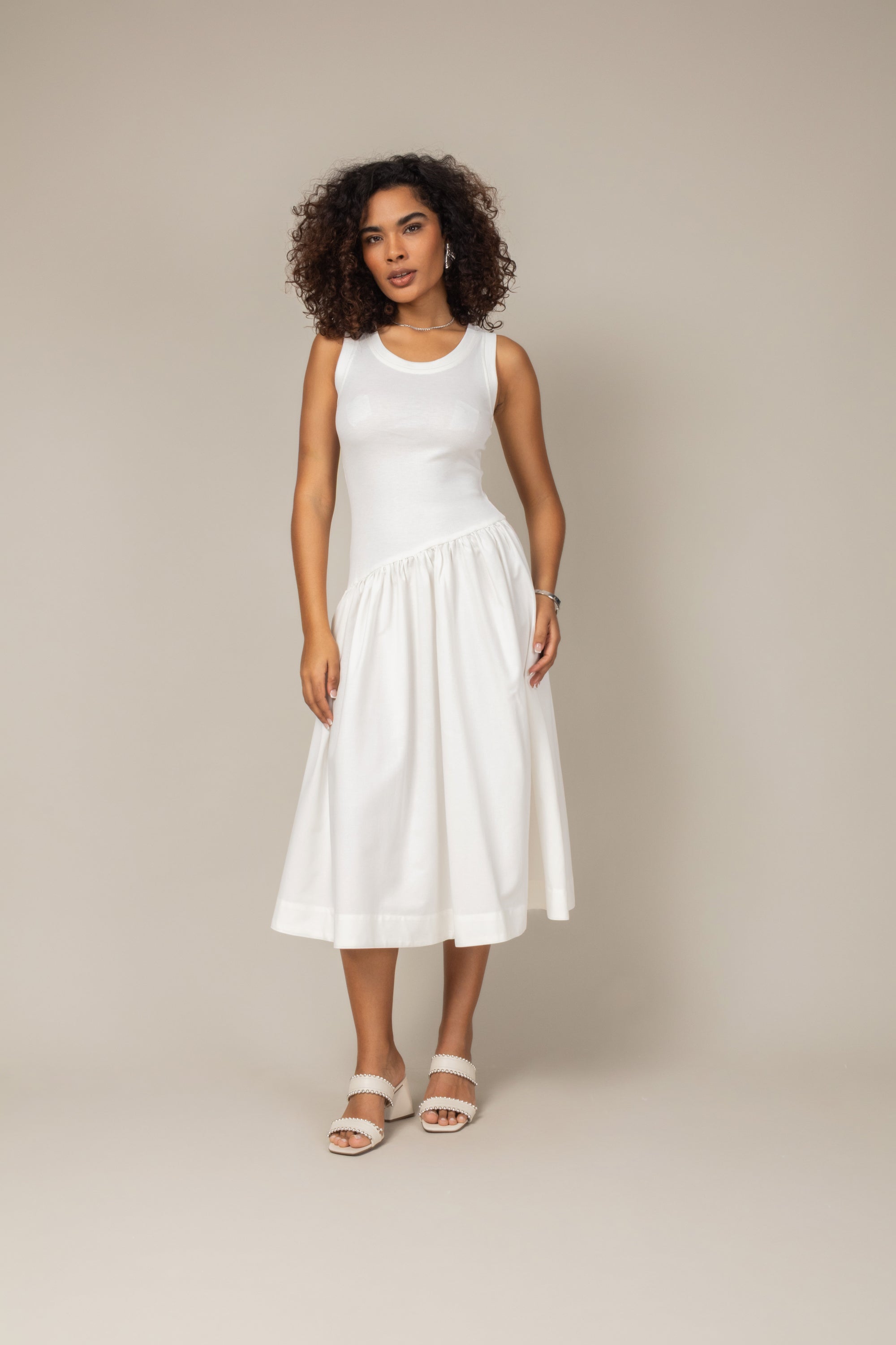 Vestido midi elegante com saia assimétrica