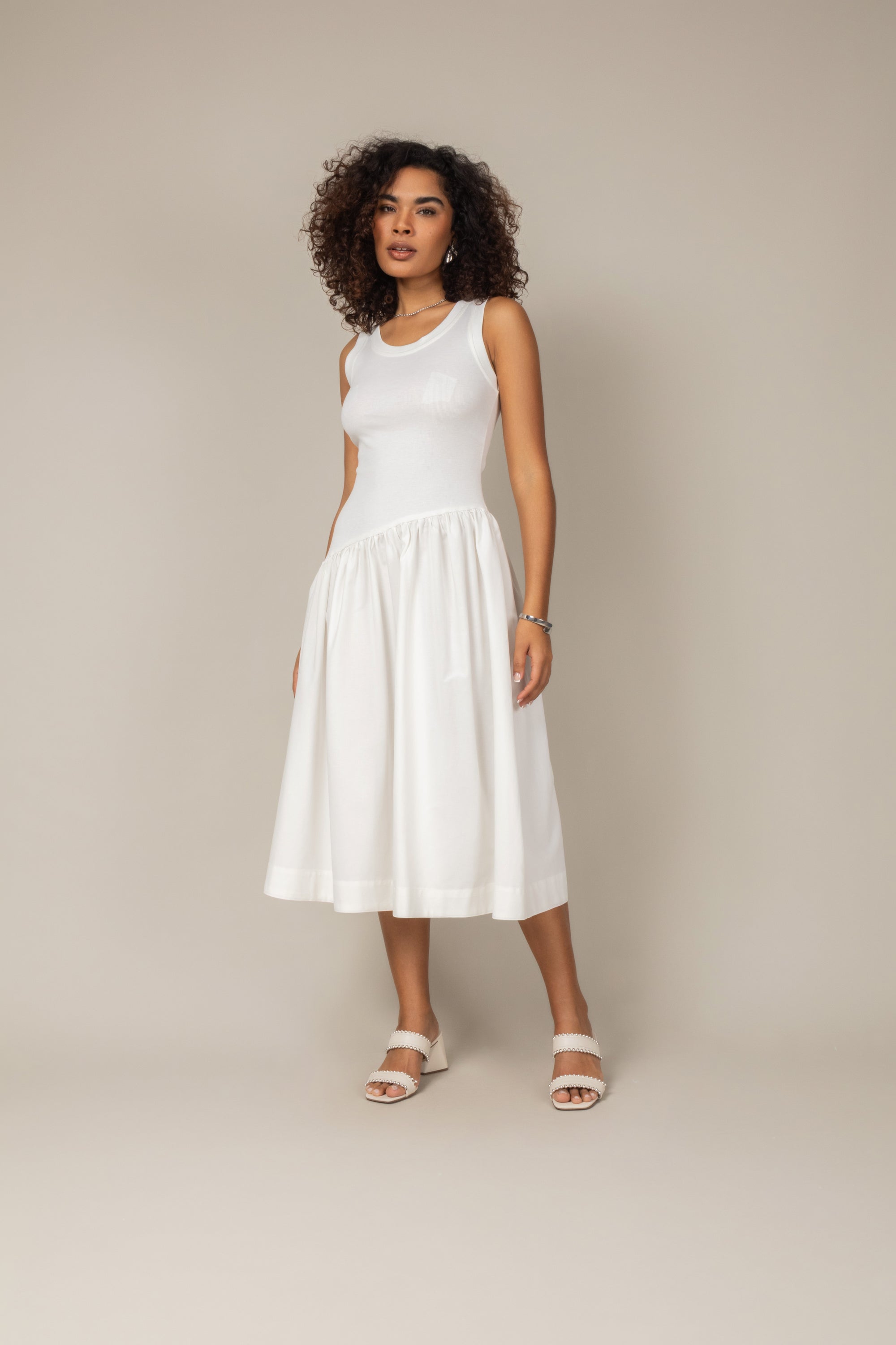 Vestido midi elegante com saia assimétrica