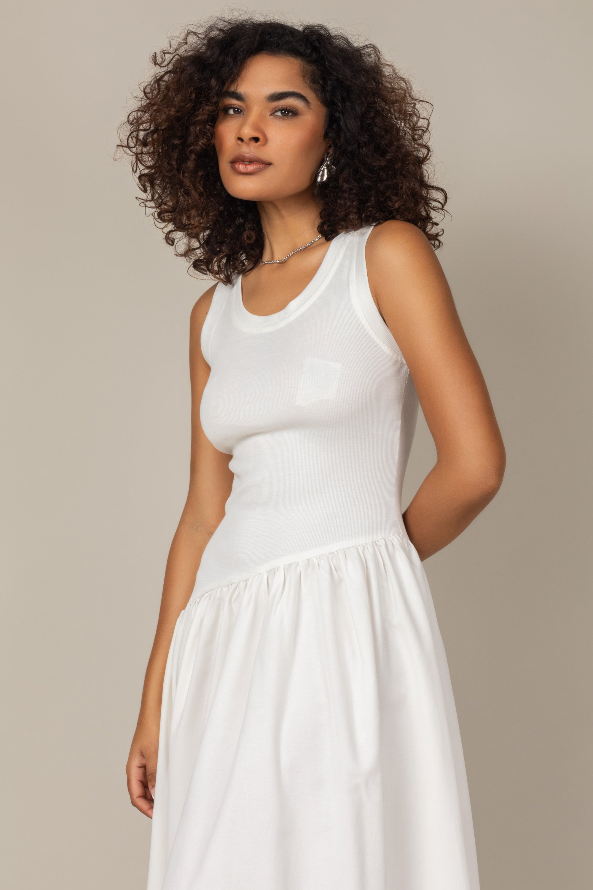 Vestido midi elegante com saia assimétrica