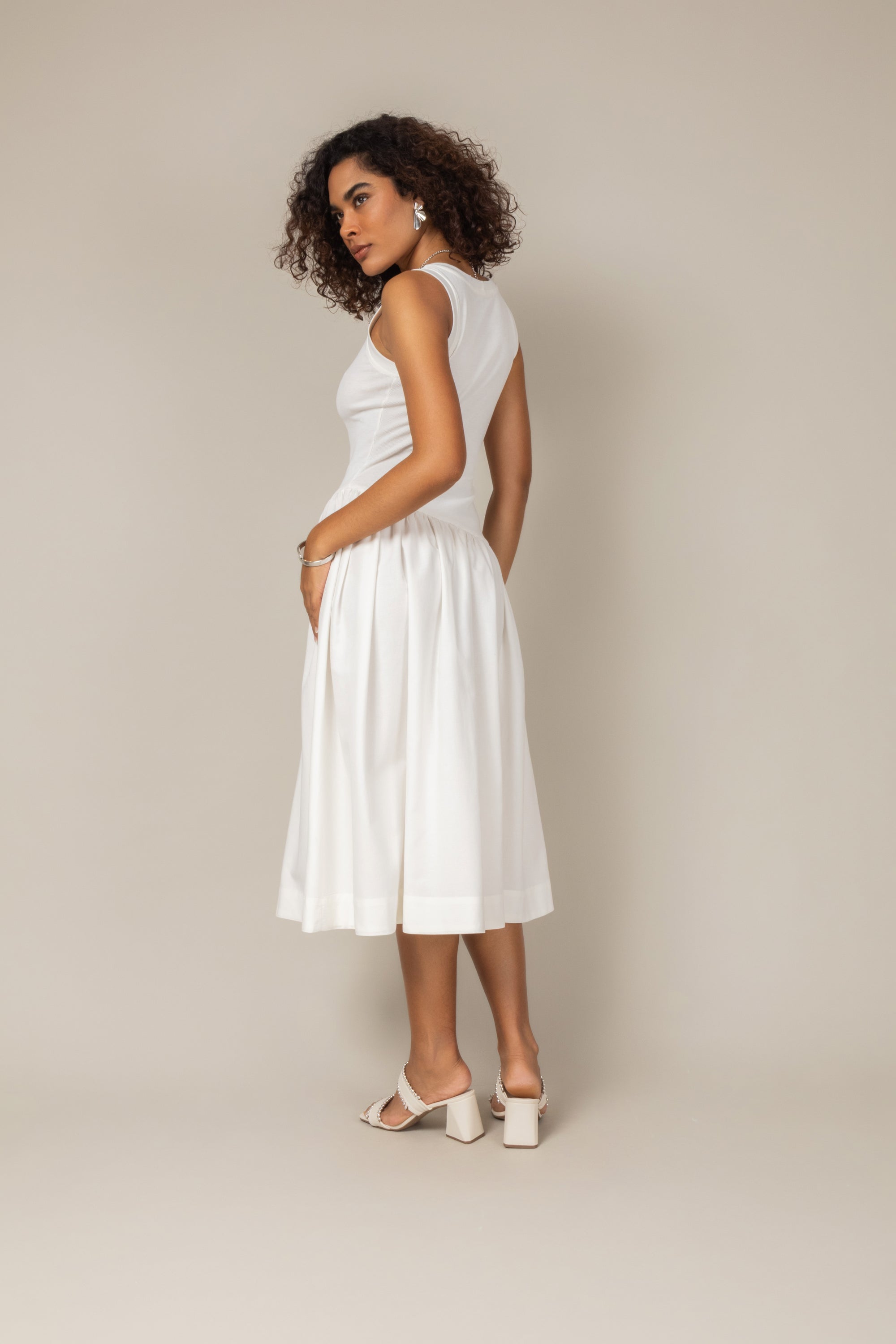 Vestido midi elegante com saia assimétrica