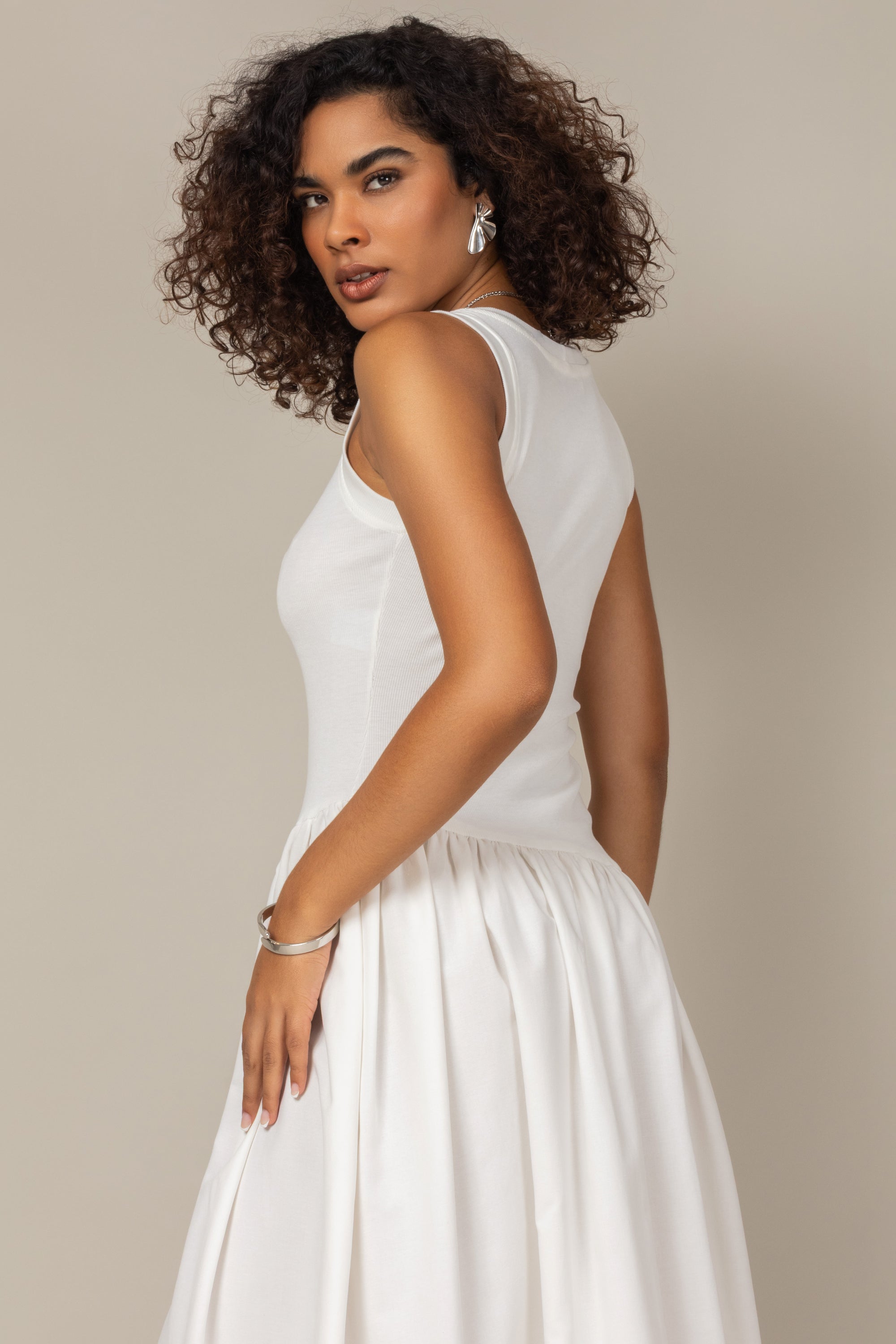 Vestido midi elegante com saia assimétrica