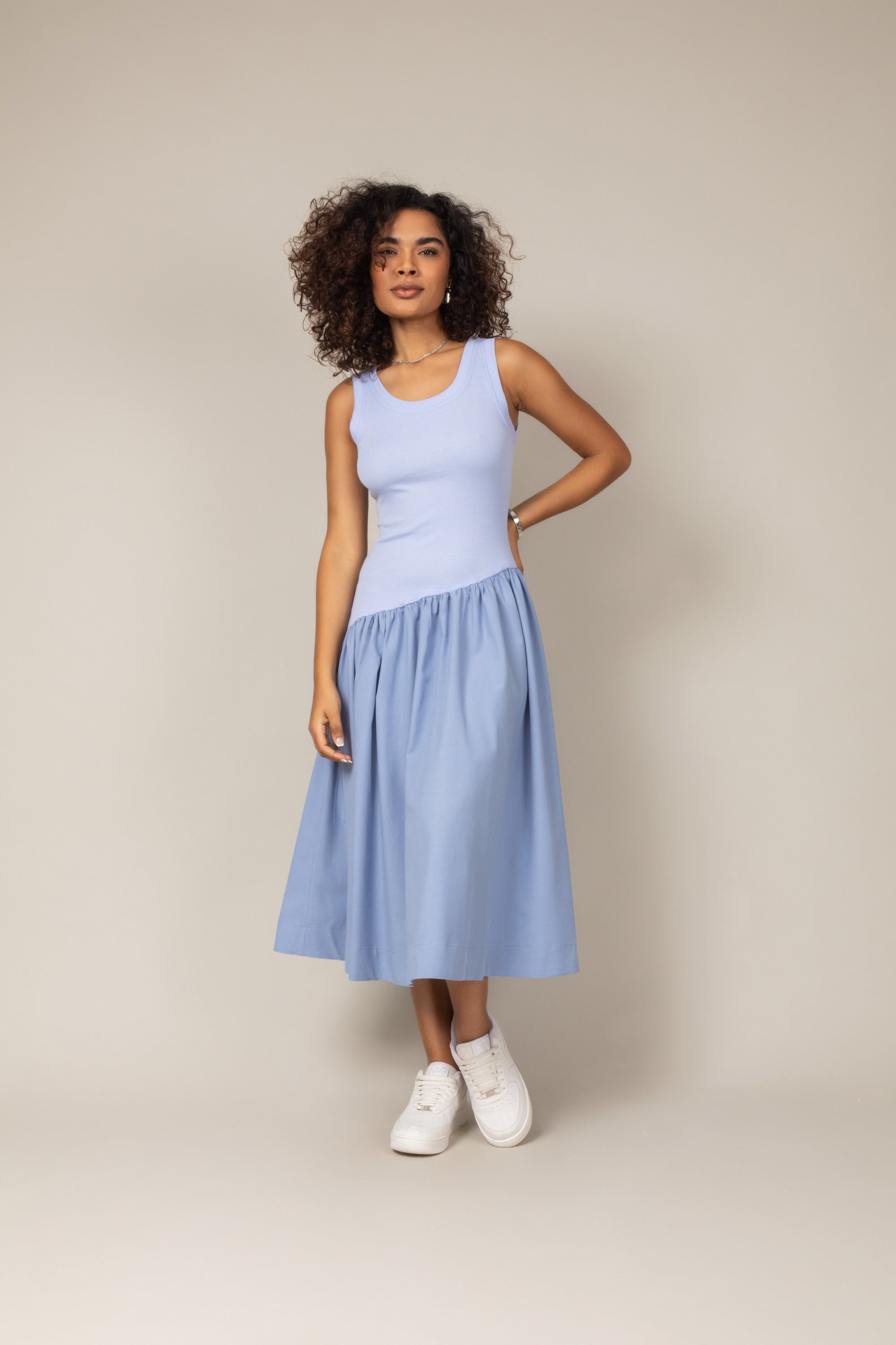 Vestido midi elegante com saia assimétrica