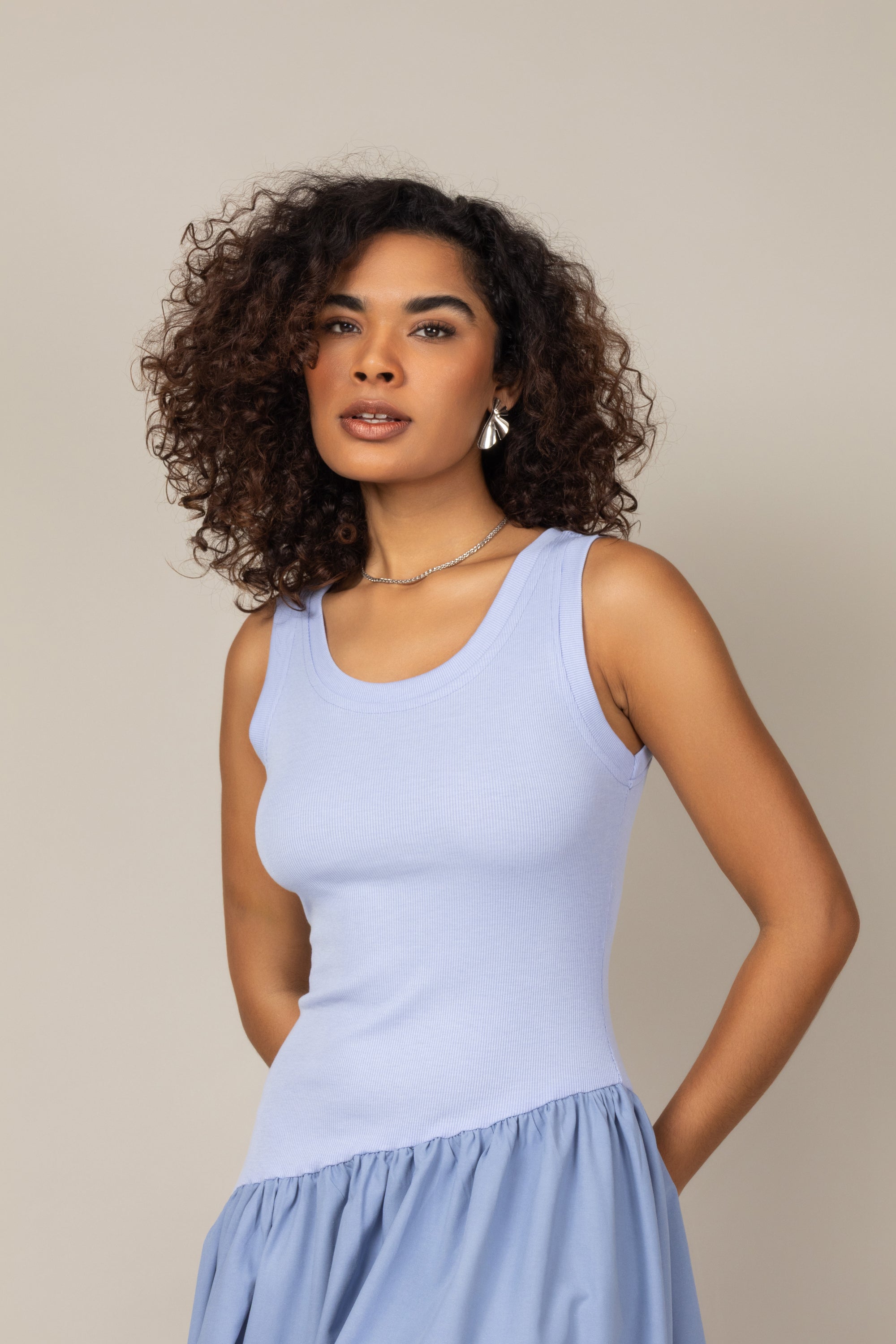Vestido midi elegante com saia assimétrica