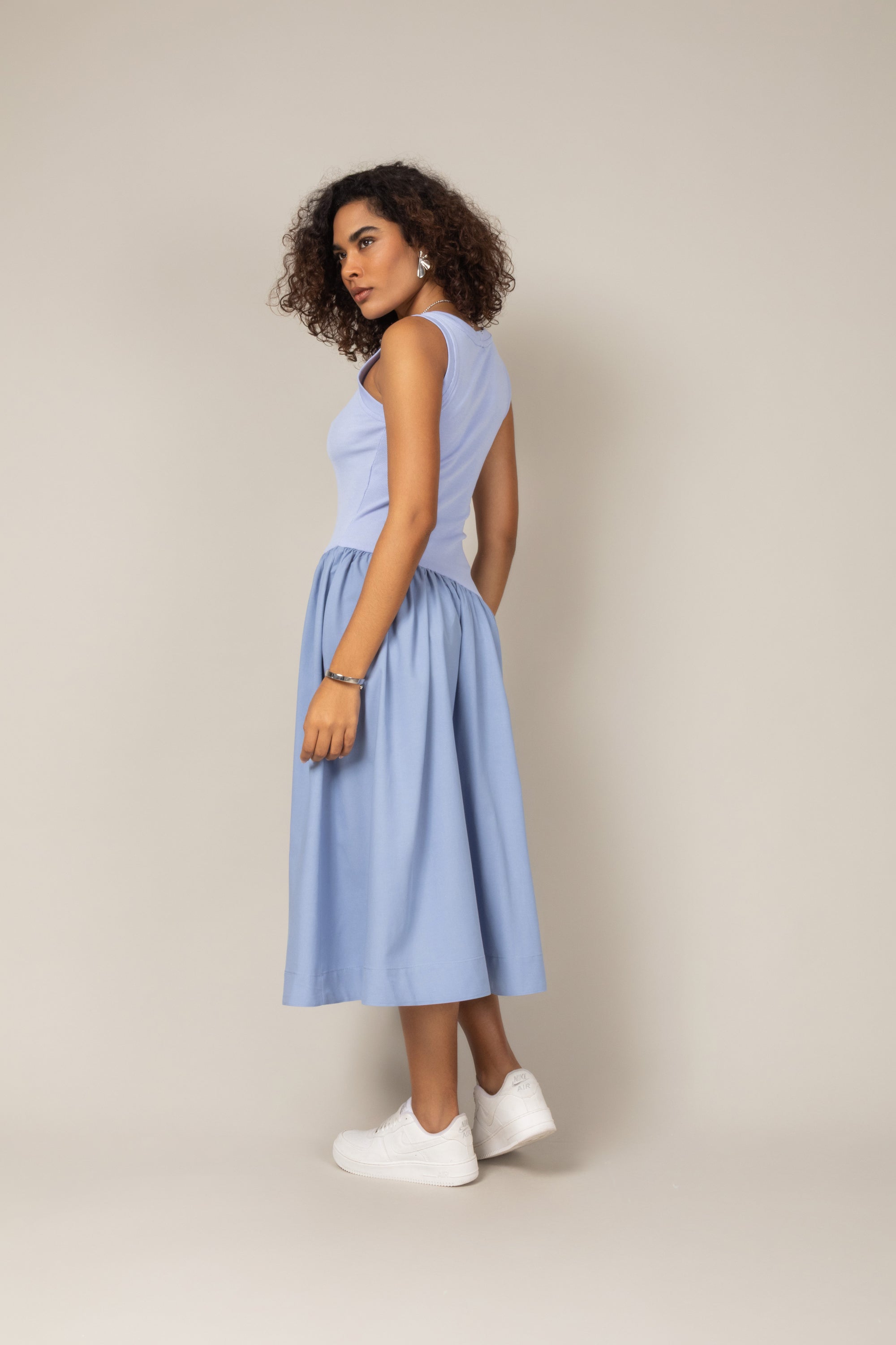 Vestido midi elegante com saia assimétrica