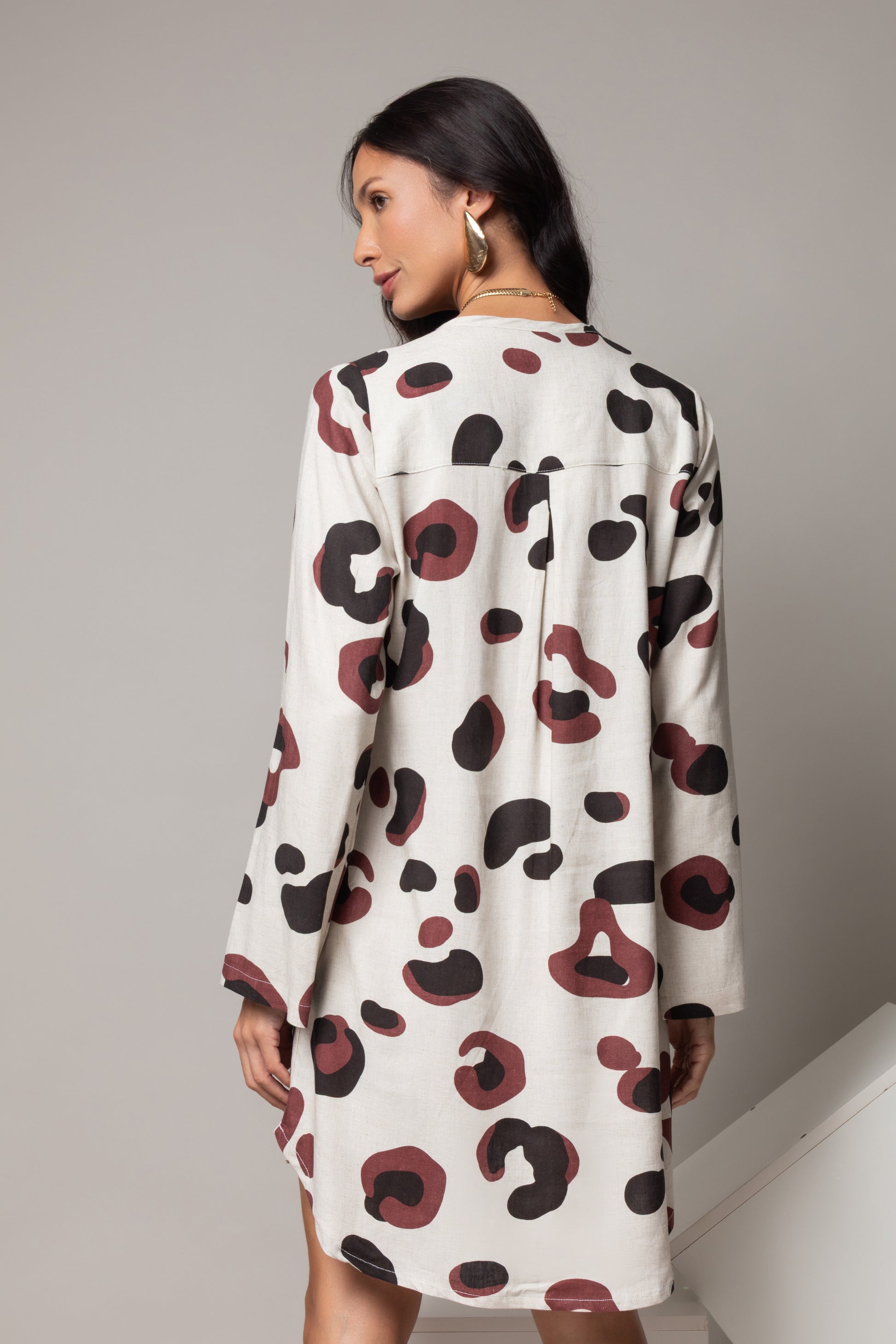 Vestido solto estampa abstrata