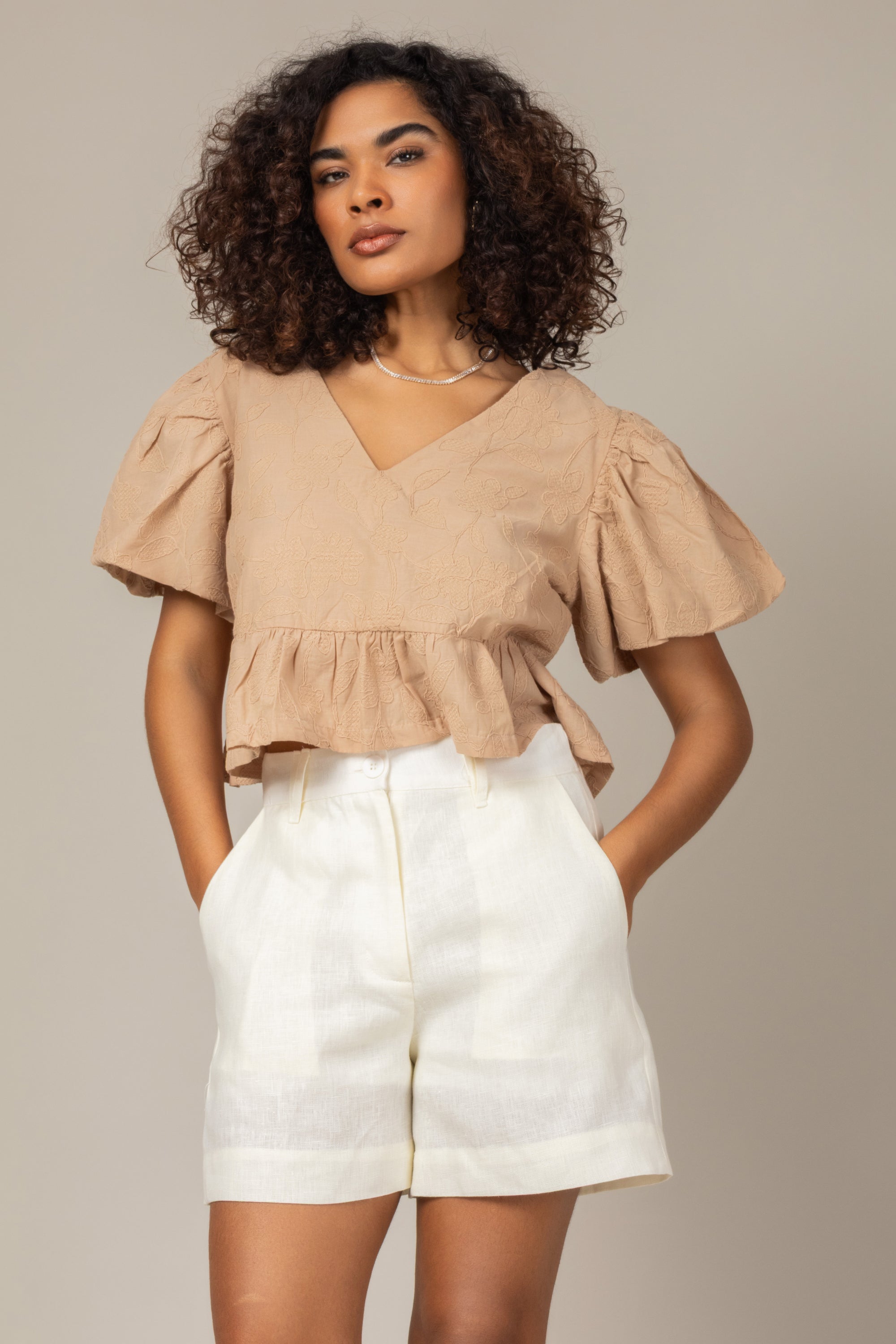 Blusa cropped com mangas bufantes